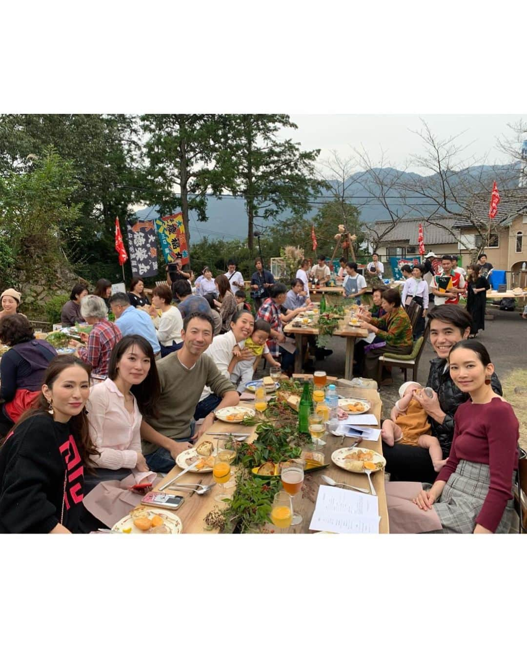 瀬畑茉有子さんのインスタグラム写真 - (瀬畑茉有子Instagram)「今年も三重県尾鷲にある古民家の庭で開催される１日限定のレストランに行ってきました🌿😋🍽 . .  尾鷲は山⛰と海🎣がとても近いため、 山のミネラルや栄養が海に溶け込むため、その中ですくすく育った尾鷲の魚達は驚くほど旨みがあり美味しいです🤤🙏🏻‼️ . . Pignon @pignontokyo の魚達も尾鷲の岩崎漁港さん仕入れてます🎣 . . もちろん東京で食べるのも美味しいのですが魚達を移動させずにその土地で頂く魚は本当に体験した人にしかわからないものがあります✨ . . アクセスはまだまだ正直しづらい場所ではありますが、今年も色んな県の方々が、尾鷲の魚をこの土地で味わうために来てました🥳🌿🙏🏻 . . 東京や大阪から友人ファミリーが来てくれて彼らと共にスペシャルなコースを頂きました🥰🙏🏻 . . 今回で3回目のこのイベントは、ピニョンの太郎君　@taro.yokoyama0124 が仕掛け人です😆 . . 尾鷲のこの場所でその瞬間を美味しい料理を通して色んな方とシェア出来た事が本当に幸せでした🥰💫 . . 頂く全ての料理や飲み物に、このイベントに関わった全ての方の愛がつまってました〜🥺❤️ .  #rotable #pignon #尾鷲 #restaurant #tokyorestaurant #１日限定レストラン #foodstagram #freshfish #尾鷲の魚は本当に美味しい　#campfire」11月9日 17時37分 - sehatamayuko