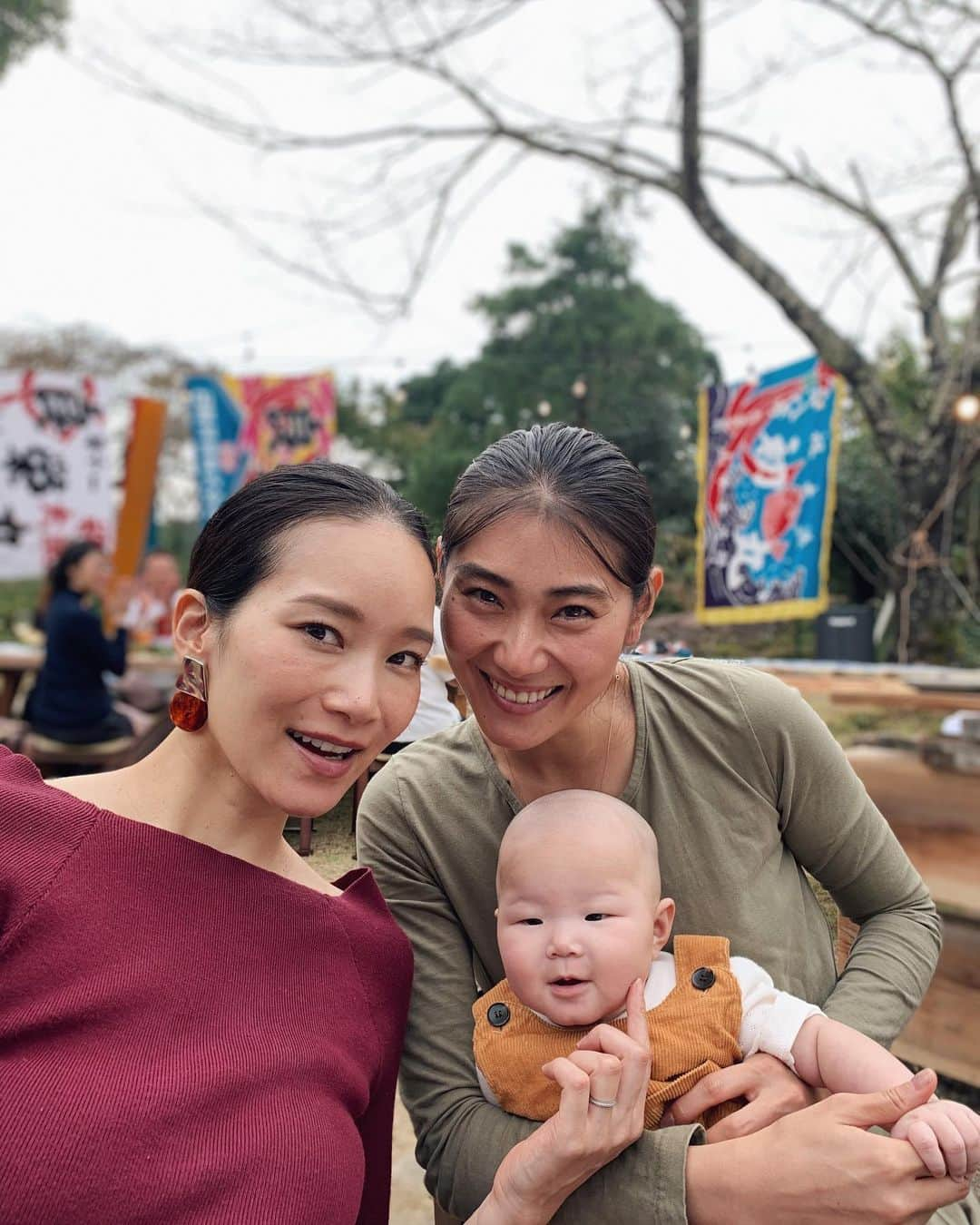 瀬畑茉有子さんのインスタグラム写真 - (瀬畑茉有子Instagram)「今年も三重県尾鷲にある古民家の庭で開催される１日限定のレストランに行ってきました🌿😋🍽 . .  尾鷲は山⛰と海🎣がとても近いため、 山のミネラルや栄養が海に溶け込むため、その中ですくすく育った尾鷲の魚達は驚くほど旨みがあり美味しいです🤤🙏🏻‼️ . . Pignon @pignontokyo の魚達も尾鷲の岩崎漁港さん仕入れてます🎣 . . もちろん東京で食べるのも美味しいのですが魚達を移動させずにその土地で頂く魚は本当に体験した人にしかわからないものがあります✨ . . アクセスはまだまだ正直しづらい場所ではありますが、今年も色んな県の方々が、尾鷲の魚をこの土地で味わうために来てました🥳🌿🙏🏻 . . 東京や大阪から友人ファミリーが来てくれて彼らと共にスペシャルなコースを頂きました🥰🙏🏻 . . 今回で3回目のこのイベントは、ピニョンの太郎君　@taro.yokoyama0124 が仕掛け人です😆 . . 尾鷲のこの場所でその瞬間を美味しい料理を通して色んな方とシェア出来た事が本当に幸せでした🥰💫 . . 頂く全ての料理や飲み物に、このイベントに関わった全ての方の愛がつまってました〜🥺❤️ .  #rotable #pignon #尾鷲 #restaurant #tokyorestaurant #１日限定レストラン #foodstagram #freshfish #尾鷲の魚は本当に美味しい　#campfire」11月9日 17時37分 - sehatamayuko