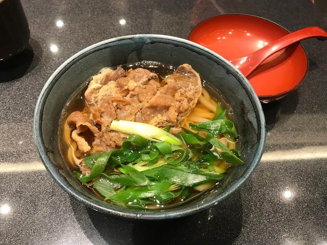 クロちゃんさんのインスタグラム写真 - (クロちゃんInstagram)「広島駅で、むさしのうどん食べたしん！ いつもロケとかで、むさしのお弁当食べてるけど、うどんは初めてだったしん！ 肉うどん食べたら、力がモリモリ出てくるしんよー！！ #むさし　#昼夜兼用ごはんになりそう」11月9日 17時39分 - kurochandesuwawa