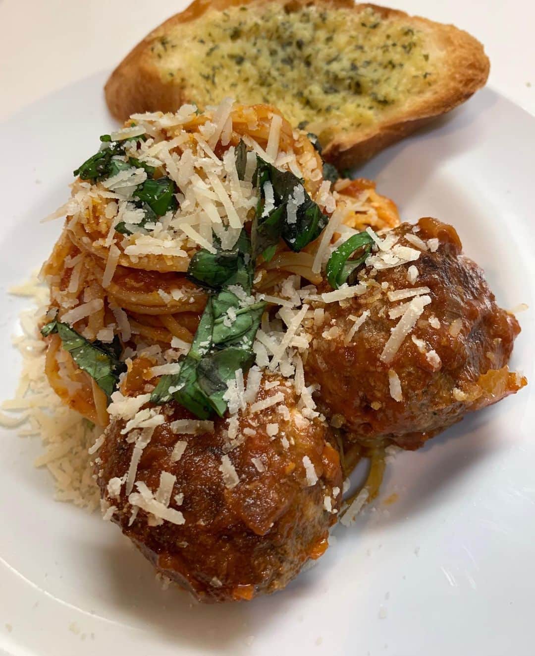のインスタグラム：「ミートボールトマトソーススパゲッティ Meatball tomato sauce spaghetti  残り物のマジック Leftover magic . . . . . . . . #caiya #spaghettiandmeatballs #meatballs #pasta #food #yummy #hungry #letseat #leftovers #instafood #instadaily #diet #nostress #healthy #balance #lifestyle  #lovinglife」