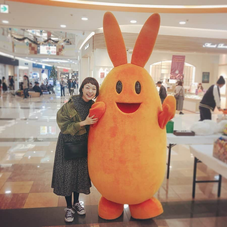 小雪さんのインスタグラム写真 - (小雪Instagram)「まもりん😊可愛かったー！ （北九州市立消費生活センターの マスコットキャラクターです✨  今日はイオンモール八幡東で 消費者フェスティバルMCでした！ ちびっこも沢山来てくれました🥰  ありがとうございました😊  イベント続きの11月🌟 明日は星野村ほしのまつりのMCです！ もう、何年呼んで頂いているだろう、、 ドラマでお世話になってから 年に一回里帰りのような気持ちです☺️💫 福岡マラソンも明日ですねー！ 走るみなさん頑張って下さい🏃‍♀️🏃‍♀️ いいお天気になりますように🌈  #まもりん人参みたいってちびっこに言われてた🥕 #ちびっこに癒されたなぁ #スペースワールドが無いってやっぱりさみしい」11月9日 17時40分 - koyuki2