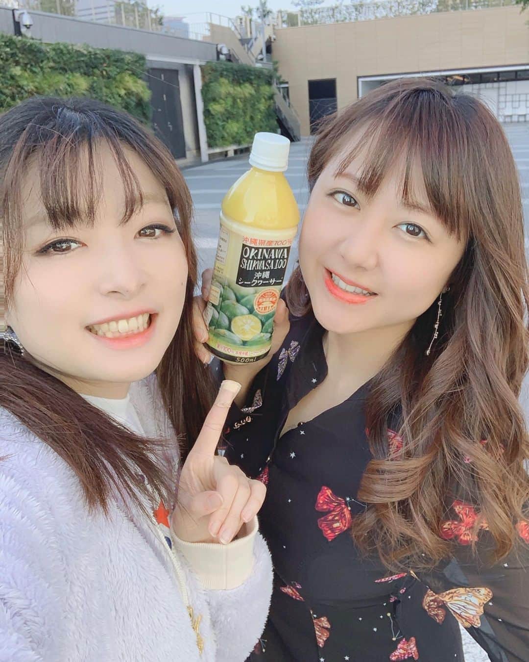 由井香織のインスタグラム：「沖縄のこのシークワーサーのが好きで💓お土産に買ってきてもらいました (*´ー｀*)💕 これで1000円くらいするいいやつ‼️ 新宿で会ったから新宿の風景、そして何故か撮影タイム🤣 ひなたんありがとう🥺✨❤️❤️ #シークワーサー　#新宿　#ニューマン新宿　#newoman #rosemarys」