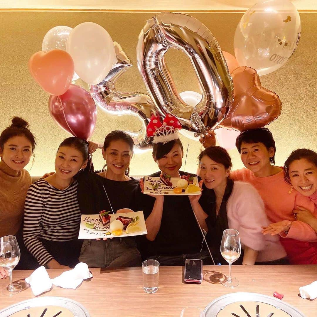 秋本祐希さんのインスタグラム写真 - (秋本祐希Instagram)「Happy birthday ヒロシ❤️ 町田 50th✨という事で ユッチャンの個室でサプライズparty☺︎ ドレスコードをピンクにしたのはいいけど サプライズだから本人には言えない😆 などなど難関はあったけど いろいろと和香が練ってくれて大成功😊㊗️ 笑いすぎて疲れたー😂🤣 birthdayプレートには神降臨✨ んんん？？？😂😂😂 兎にも角にも ヒロシ&マユノリさん おめでとう❤️ #birthdayparty #サプライズバースデー #女子会 #ユッチャン冷麺 #焼肉ユッチャン #ユッチャン六本木 バルーンも飾れて ここの個室は女子会にも最適⭐️ 和香 ナイスな動画もありがとう⭐️☺︎」11月9日 18時00分 - ayuuki0908