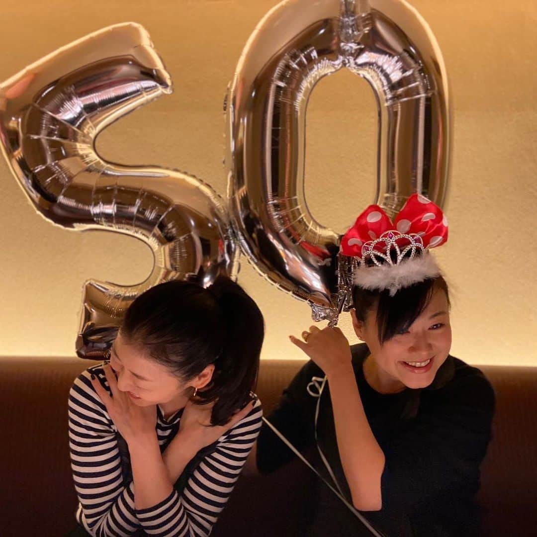 秋本祐希さんのインスタグラム写真 - (秋本祐希Instagram)「Happy birthday ヒロシ❤️ 町田 50th✨という事で ユッチャンの個室でサプライズparty☺︎ ドレスコードをピンクにしたのはいいけど サプライズだから本人には言えない😆 などなど難関はあったけど いろいろと和香が練ってくれて大成功😊㊗️ 笑いすぎて疲れたー😂🤣 birthdayプレートには神降臨✨ んんん？？？😂😂😂 兎にも角にも ヒロシ&マユノリさん おめでとう❤️ #birthdayparty #サプライズバースデー #女子会 #ユッチャン冷麺 #焼肉ユッチャン #ユッチャン六本木 バルーンも飾れて ここの個室は女子会にも最適⭐️ 和香 ナイスな動画もありがとう⭐️☺︎」11月9日 18時00分 - ayuuki0908