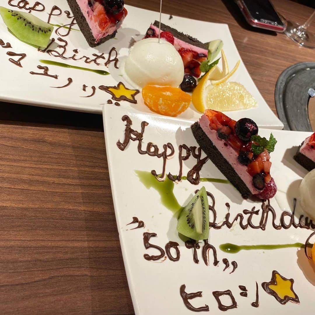 秋本祐希さんのインスタグラム写真 - (秋本祐希Instagram)「Happy birthday ヒロシ❤️ 町田 50th✨という事で ユッチャンの個室でサプライズparty☺︎ ドレスコードをピンクにしたのはいいけど サプライズだから本人には言えない😆 などなど難関はあったけど いろいろと和香が練ってくれて大成功😊㊗️ 笑いすぎて疲れたー😂🤣 birthdayプレートには神降臨✨ んんん？？？😂😂😂 兎にも角にも ヒロシ&マユノリさん おめでとう❤️ #birthdayparty #サプライズバースデー #女子会 #ユッチャン冷麺 #焼肉ユッチャン #ユッチャン六本木 バルーンも飾れて ここの個室は女子会にも最適⭐️ 和香 ナイスな動画もありがとう⭐️☺︎」11月9日 18時00分 - ayuuki0908