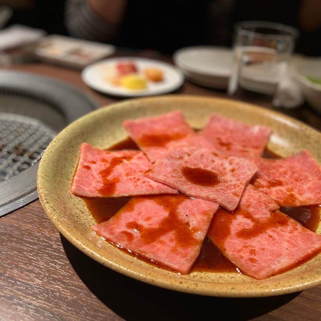 秋本祐希さんのインスタグラム写真 - (秋本祐希Instagram)「Happy birthday ヒロシ❤️ 町田 50th✨という事で ユッチャンの個室でサプライズparty☺︎ ドレスコードをピンクにしたのはいいけど サプライズだから本人には言えない😆 などなど難関はあったけど いろいろと和香が練ってくれて大成功😊㊗️ 笑いすぎて疲れたー😂🤣 birthdayプレートには神降臨✨ んんん？？？😂😂😂 兎にも角にも ヒロシ&マユノリさん おめでとう❤️ #birthdayparty #サプライズバースデー #女子会 #ユッチャン冷麺 #焼肉ユッチャン #ユッチャン六本木 バルーンも飾れて ここの個室は女子会にも最適⭐️ 和香 ナイスな動画もありがとう⭐️☺︎」11月9日 18時00分 - ayuuki0908