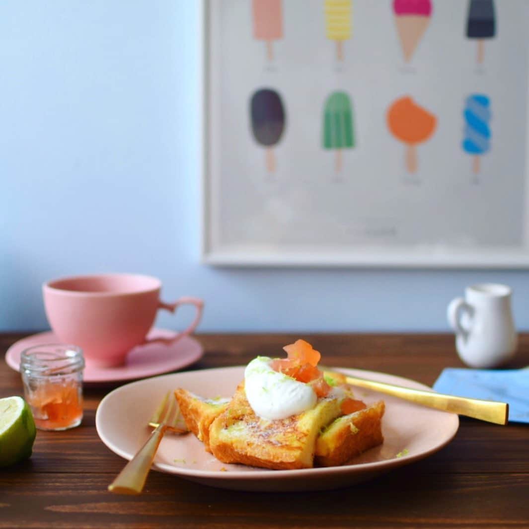 nao_cafe_さんのインスタグラム写真 - (nao_cafe_Instagram)「#フレンチトースト . . レモンの皮を削った卵液にしっかり 浸したレモンフレンチトースト🍋 無糖ホイップと紅玉のジャムを添えて朝ごはんにいただきました♩ 休日の朝のフレンチトーストって 最高に幸せです♡ 少し前に買ったアイスのポスターがお気に入り🍦 . . 今日は息子の練習が夕方からで、 夫も休みだったので 紅葉狩りがてら美味しいものを食べたり買ったりしてきました♩ ワインに合いそうな手作りのハムやサラミやチーズたちや、 大好きなお店の卵を100個(!)買って カフェで食べた黒トリュフとポルチーニ茸のオムライスは美味しかったし、 紅葉は綺麗だし、 花屋さんで作ってもらったブーケも可愛いしで 久しぶりに休みを満喫😊 また明日から頑張ろー💪 . . 2019.11.9 . . #朝ごはん#レモン#フレトー#秋の休日#ポスター#インテリア#青い壁#青木良太 #kunskapstavlan #クンスカップスターブラン ##北欧インテリア #北欧雑貨 #roomインスタグラマー #roomインフルエンサー #楽天roomに載せてます」11月9日 18時00分 - nao_cafe_