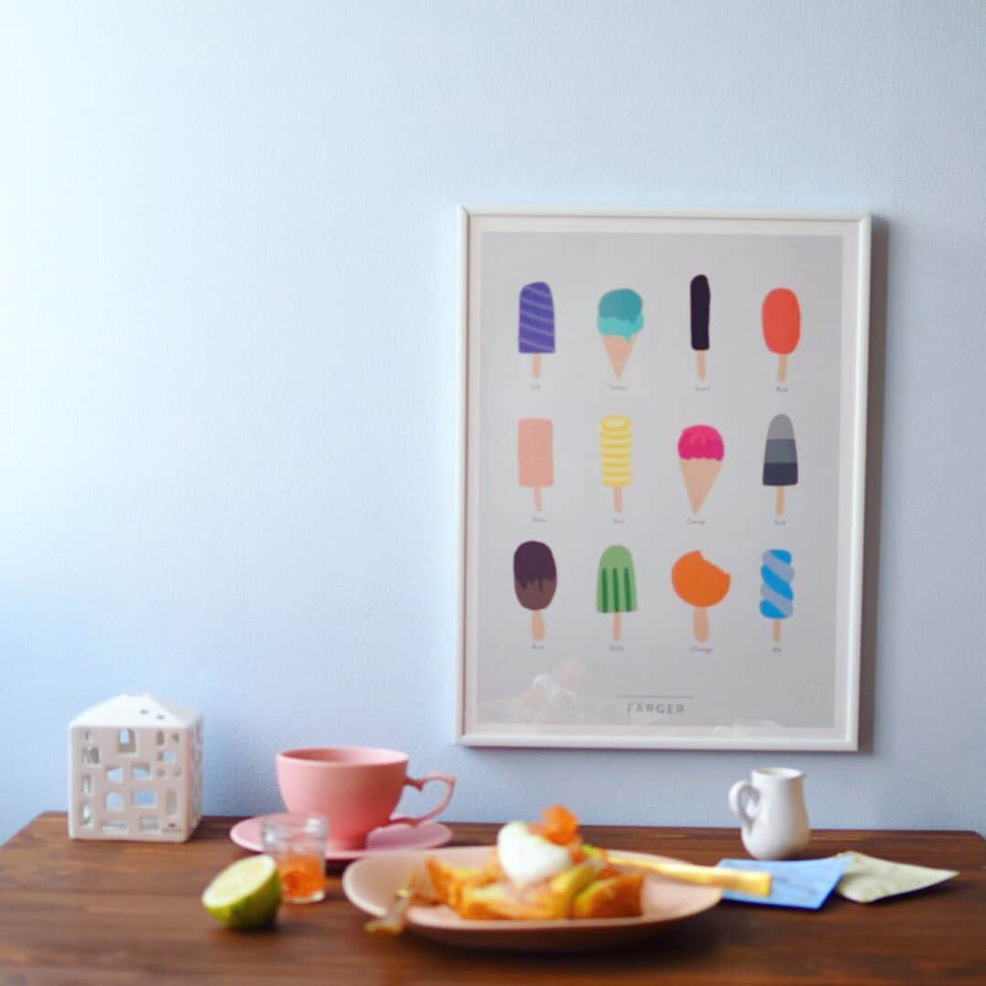 nao_cafe_さんのインスタグラム写真 - (nao_cafe_Instagram)「#フレンチトースト . . レモンの皮を削った卵液にしっかり 浸したレモンフレンチトースト🍋 無糖ホイップと紅玉のジャムを添えて朝ごはんにいただきました♩ 休日の朝のフレンチトーストって 最高に幸せです♡ 少し前に買ったアイスのポスターがお気に入り🍦 . . 今日は息子の練習が夕方からで、 夫も休みだったので 紅葉狩りがてら美味しいものを食べたり買ったりしてきました♩ ワインに合いそうな手作りのハムやサラミやチーズたちや、 大好きなお店の卵を100個(!)買って カフェで食べた黒トリュフとポルチーニ茸のオムライスは美味しかったし、 紅葉は綺麗だし、 花屋さんで作ってもらったブーケも可愛いしで 久しぶりに休みを満喫😊 また明日から頑張ろー💪 . . 2019.11.9 . . #朝ごはん#レモン#フレトー#秋の休日#ポスター#インテリア#青い壁#青木良太 #kunskapstavlan #クンスカップスターブラン ##北欧インテリア #北欧雑貨 #roomインスタグラマー #roomインフルエンサー #楽天roomに載せてます」11月9日 18時00分 - nao_cafe_