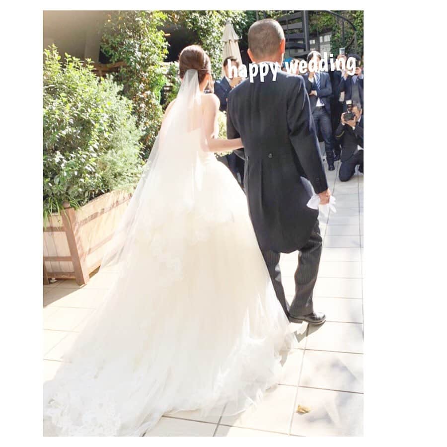田中涼子のインスタグラム：「﻿ 大切なあこちゃんの﻿ wedding party♡﻿ ﻿ すごい透明感﻿! 隣には長身のカッコいい旦那様がいて﻿ 綺麗でキラキラしたお姫様だった♡﻿ 書きたいことたくさんあるけど長くなるので﻿本人に送ろう!﻿ ﻿ 私が父とのバージンロード夢だったので﻿ この写真見てるだけで涙腺が...♡﻿ あこちゃんとお父さんが向かいあって﻿ ニコニコしてて素敵だったなぁ〜♡﻿ ﻿ そして一緒に並んでる美女たちが﻿ マネキンみたいなスタイルで♡自分がちっこ過ぎて最大限に背伸びしたけど﻿隣に立つの恥ずかしかった(´･_･`)w﻿ ﻿ ﻿ 夏希ちゃんまなちゃんみんな優しくて﻿ 娘が泣かないかドキドキだった感動シーンもお利口にいてくれました♪﻿ ﻿ ﻿ #結婚披露宴#weddingparty#子連れ結婚式﻿#weddingdress  #花嫁さん#感動しました」