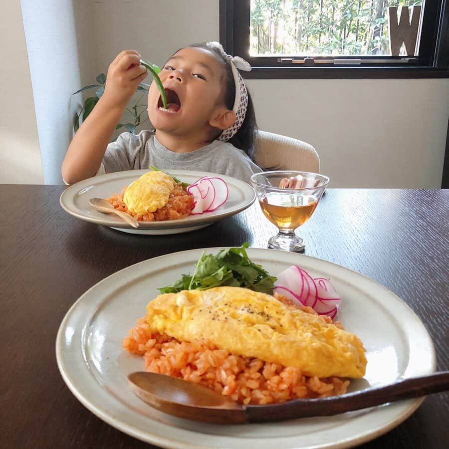 原田沙奈子さんのインスタグラム写真 - (原田沙奈子Instagram)「まだ明るいうちからの夕食ってなんでこんなに豊かな気分になるんだろ。 土曜日バンザイ🙌 ケチャップライスにフワフワのオムレツ乗せたかったんだけど、いまいちフワフワ感足りず。 自分的にはもう一回作りたい気分だけど、おいしーおいしーと食べてくれるアマネが目の前でニコニコしていてくれて嬉しいな。 アマネはパクチーを食べないからインゲン。 次回はインゲンの調理法を変えて欲しいとかなんとかブツブツ言いながら、1番にインゲン完食してたんだけど希望通り調理法変えた方がいいのかな。笑 #おうちごはん#よるごはん#オムライス#サナコ_お料理」11月9日 17時56分 - sanakoharada