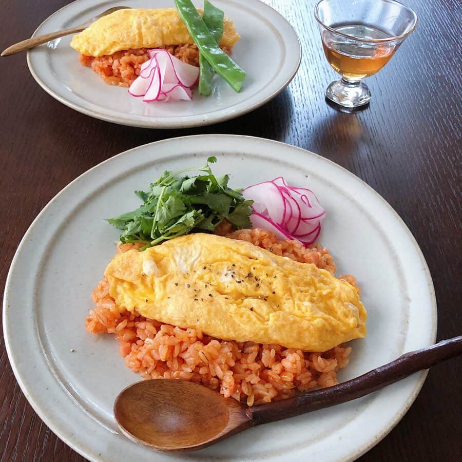 原田沙奈子さんのインスタグラム写真 - (原田沙奈子Instagram)「まだ明るいうちからの夕食ってなんでこんなに豊かな気分になるんだろ。 土曜日バンザイ🙌 ケチャップライスにフワフワのオムレツ乗せたかったんだけど、いまいちフワフワ感足りず。 自分的にはもう一回作りたい気分だけど、おいしーおいしーと食べてくれるアマネが目の前でニコニコしていてくれて嬉しいな。 アマネはパクチーを食べないからインゲン。 次回はインゲンの調理法を変えて欲しいとかなんとかブツブツ言いながら、1番にインゲン完食してたんだけど希望通り調理法変えた方がいいのかな。笑 #おうちごはん#よるごはん#オムライス#サナコ_お料理」11月9日 17時56分 - sanakoharada