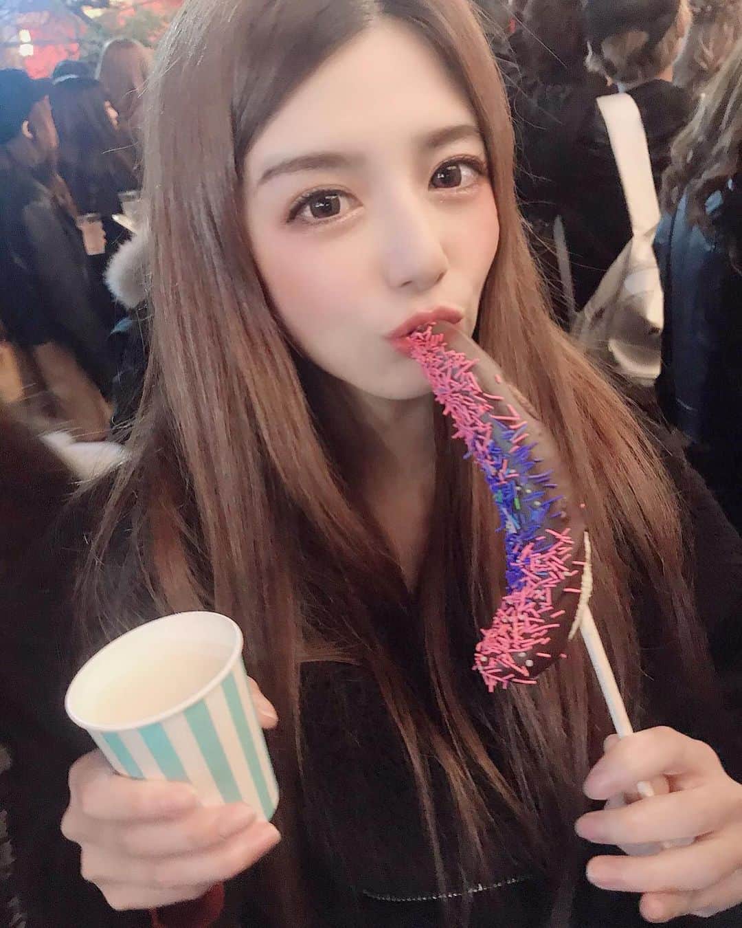 栗林里莉のインスタグラム：「♡ 甘いもの持ちすぎ事件 笑 出店大好きー！ 何気に初の新宿酉の市でした✨ _ I like chocolatebanana and amazake but too sweet😂 #酉の市 #チョコバナナ #甘酒 #栗林里莉 #ririkuribayashi #japanese」