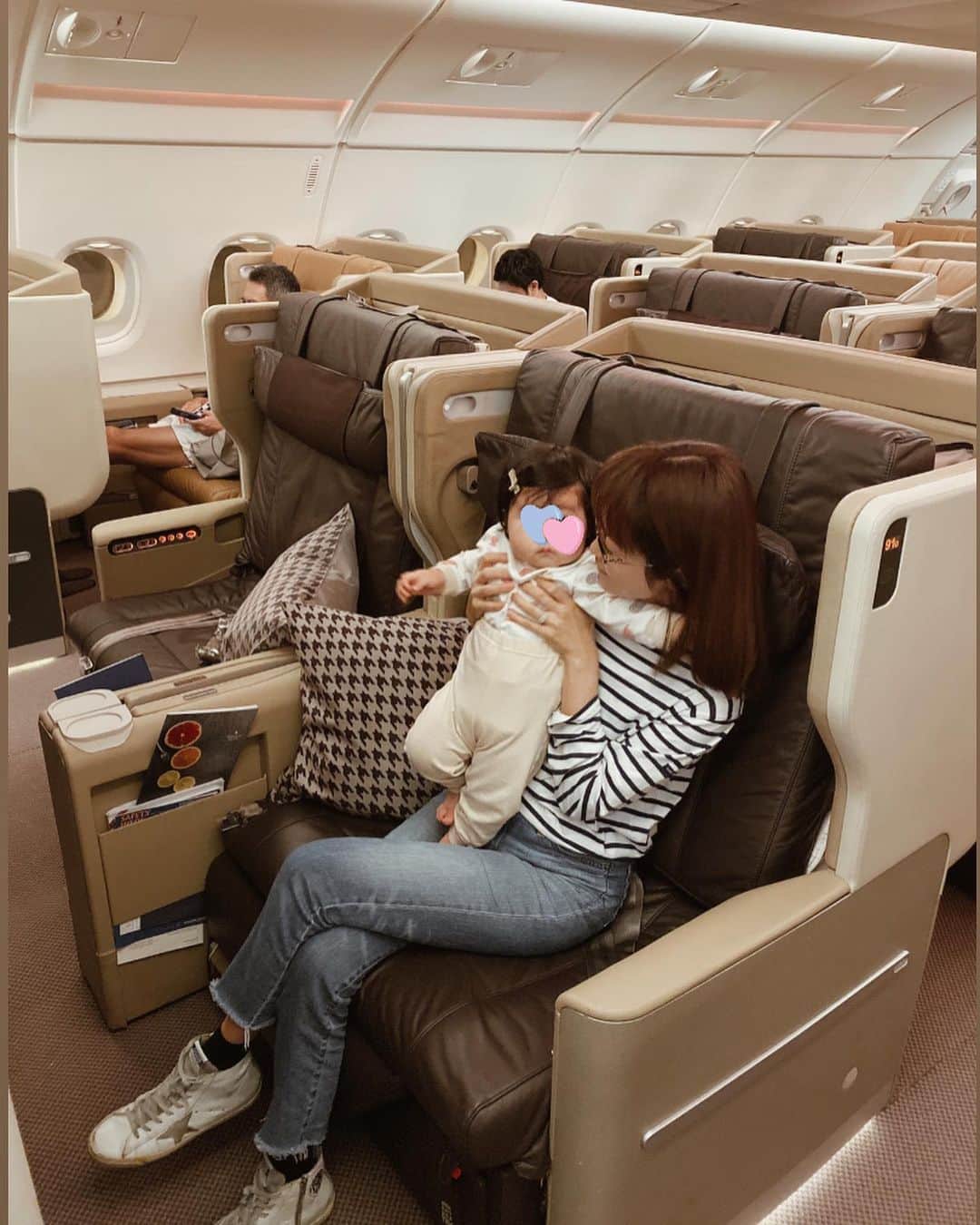 Shokoのインスタグラム：「＊Tokyo＊ It was a really good and long much needed break back home in Tokyo. ・ Really missed the ‘three F’s’. Family, friends and food!! ・ Also being able to speak my mother tongue may also be one reason as well. ・ I know many of you don’t have kids who follows me (thank you for following me!) however, very few of the moms out there, I would like to share some of the baby stuff I bought that I found very useful and also baby friendly places I went in Tokyo on my Story soon. ・ First picture: Flight S’pore -> Tokyo. She slept 4 hours. Not bad! Second picture: Flight Tokyo -> S’pore. Slept 5.5 hours! Yay.」