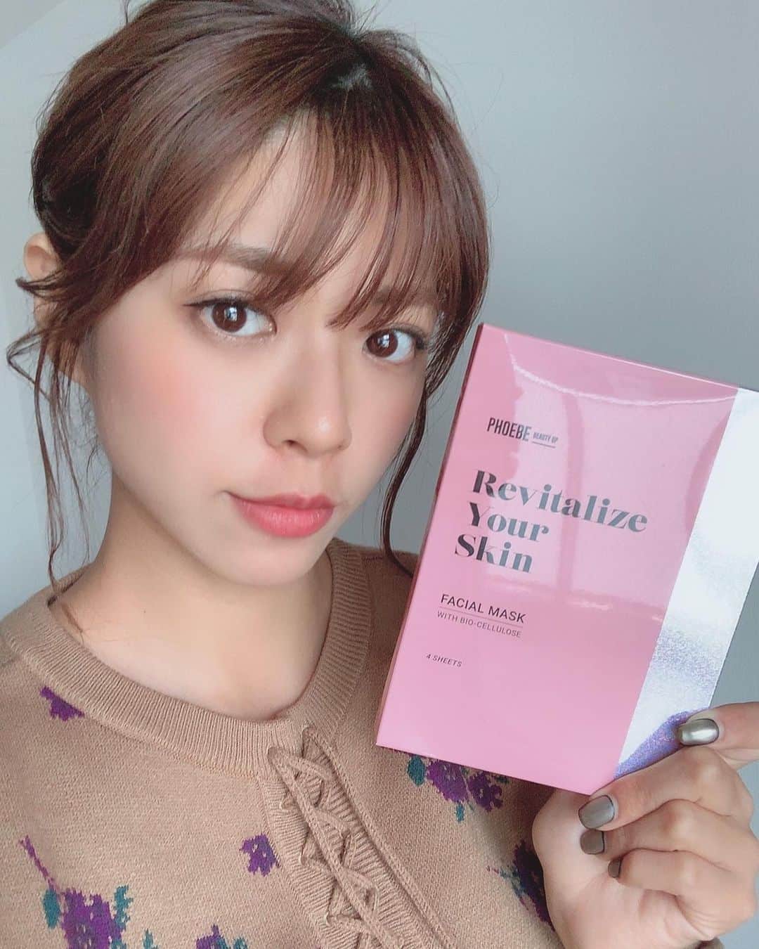わちみなみのインスタグラム：「発売したばかりのフェイスマスク🥺﻿ ﻿ 2枚目に動画あります✨﻿ ﻿ シートがピタってお肌に密着して全然離れないの！﻿ ﻿ ダラーっと落ちてきちゃわないから﻿ 貼ってる15分ぐらいの間﻿ お掃除しながらでも使える☺️笑﻿ ﻿ パックしたあとは、﻿ モチィィー❗️❗️って感じで﻿ 手がほっぺにくっついて﻿ お肌が元気になるの﻿ ﻿ ヒアルロン酸、コラーゲン、ビタミンC誘導体と、特許成分ヒト幹細胞培養液が配合されているんだけど﻿ ﻿ 特にヒト幹細胞培養液はコラーゲンやヒアルロン酸の活性力を高めてくれてるの！﻿ これが入ってると肌がパンって張るかんじがあって﻿ 本当に気に入ってる🥺✨✨﻿ ﻿ モチフェイスパック☺️﻿ ﻿ 実は小中の先輩の丸林さんがこのパックの企画﻿されていて、、﻿ cancamのスタイリストさんだけじゃなくいろんなお仕事されています✨ 本当に素敵な方です😊@hironamarubayashi ﻿ ﻿ ﻿ ﻿ #phoebebeautyup #フェイスマスク #パック #フィービー #phoebe﻿ @phoebe_beautyup #メイク動画 #スキンケア」