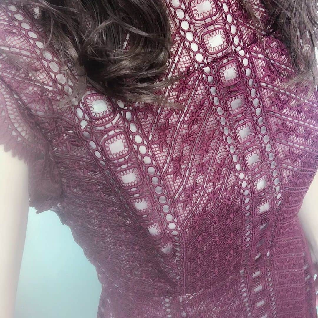 岡部玲子さんのインスタグラム写真 - (岡部玲子Instagram)「本日の衣装とヘアスタイル☺️ ワインレッドのレースのワンピースはタイトスカートですっごく好みでした😍  今朝は息子のあれこれから始まって、気持ちが沈むことがいっぱいあり😢 武蔵野ステークスも4頭まで絞って馬連ボックスを買ったのに…1着3着で…2着がいないという…😭 ワイドも万馬券だったのに、買ってないよ😭 そんな私を見てお隣にいた吉原さん「え！！4頭に絞って、その4頭選んだことがすごい！！」と褒めてくださって…優しい😭✨ 番組終わりでもどよよんな私にコンシェルジュの辻三蔵さんが「よかったら持っていって〜。」と千疋屋さんのレーズンサンドを✨ 皆さんの優しさに救われました…。 明日…頑張ろう😭  #岡部玲子 #子育て #主婦 #アラフォーママ #タレント #レポーター #40代 #キャスター #競馬キャスター #グリーンチャンネル #アナウンサー #フリーアナウンサー #女子アナ #武蔵野s #エリザベス女王杯 #競馬 #千疋屋 #レーズンサンド #mama #talent #reporter #instagood #f4f #senbikiya #sweets」11月9日 18時07分 - reiko_okabe