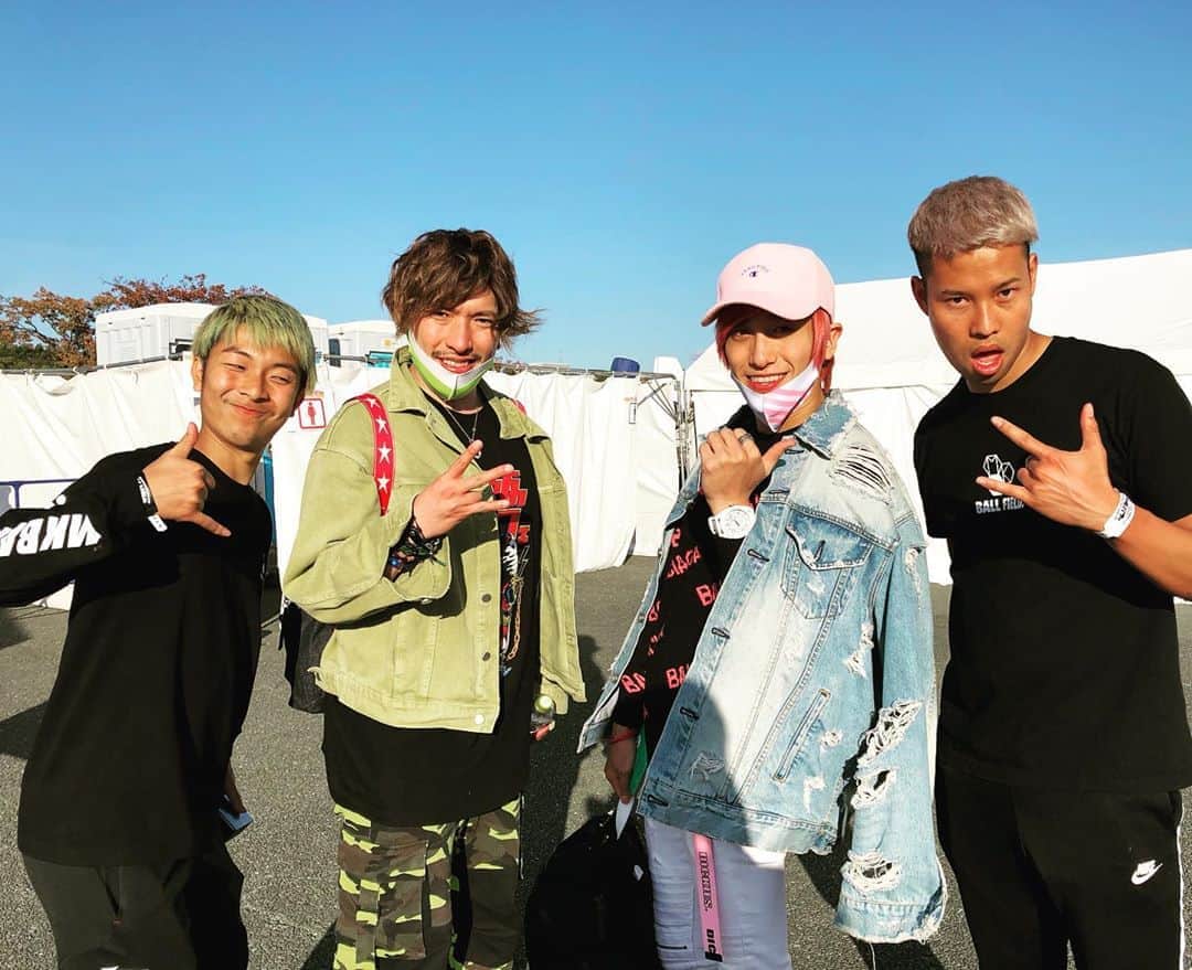 マキヒカのインスタグラム：「. . EXITさん×MAKIHIKA✨🎧 写真パシャパシャありがとうごさいました😊 . #大阪パフェ #明日もあるよponpon #サッカー教室に梅ちゃんと出演してるよ #EXIT さん #MAKIHIKA #MKBALLFIELD #万博記念公園 #行かナイトプールキヨキヨ #梅谷の手ロナウジーニョやん #よう見たら俺の手三代目やん」