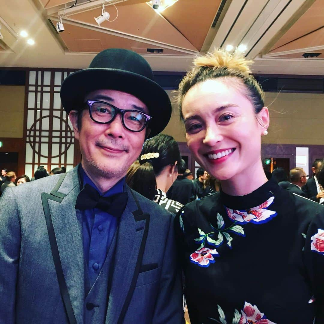 エミ・マイヤーさんのインスタグラム写真 - (エミ・マイヤーInstagram)「Thank you 「2019 59th ACC TOKYO CREATIVITY AWARDS」for this Award in the Radio and Audio Craft category! It is a ceremony for the Japanese advertising and media industry and the radio ad won Gold for innovation and used my song “Space.” It’s very gratifying to hold a physical award in my hand.. very honored🙏💙私が曲"Space"を提供したキンチョーのラジオCMが、広告業界でもっとも権威のあるACC（TOKYO CREATIVITY AWARDS）の総務大臣賞／ACCグランプリを受賞しました。それにともない私自身もラジオ＆オーディオ広告部門 Aカテゴリーのクラフト賞を受賞することになりました。スタッフの皆さん、#町田康 さん、尾上さとこさん、ありがとうございました！面白いので、是非聞いてくださいね。(”Space”は5：05〜からの6本目です！) http://www.acc-awards.com/festival/2019fes_result/detail.html?awards=ie&entryId=RA190272  #ACC #acctokyocreativityawards  #草なぎ剛 さま、#香取慎吾 さまも出席でビックリ‼️#リリーフランキー　さまとツーショット😌👍 ・ ・ ・ ・ ・ ・ ・ ・  #万引き家族 #ShopliftersMovie #modelpress #モデルプレス　#SMAP #スマップ　#lilyfranky #industry #industryawards #ラジオ　#キンチョー」11月9日 18時36分 - emimeyer