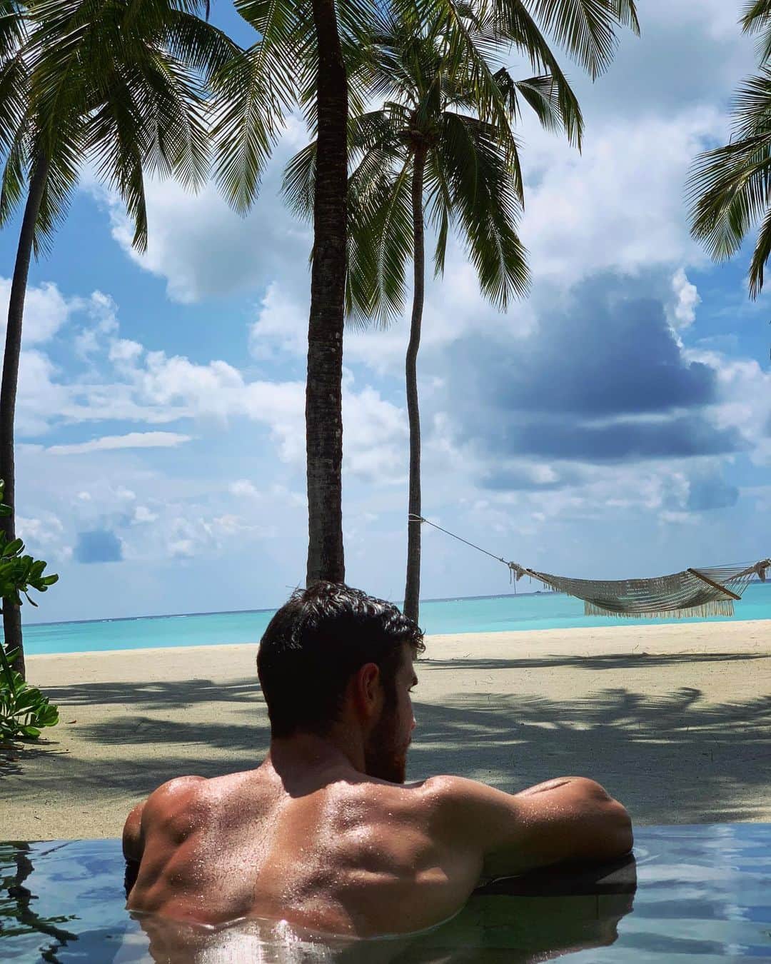 カレン・ハチャノフのインスタグラム：「Just chilling and nothing more👌🏻☀️🌴 // Отдых и больше ничего👌🏻☀️🌴 #VacationMood  @ooreethirah」