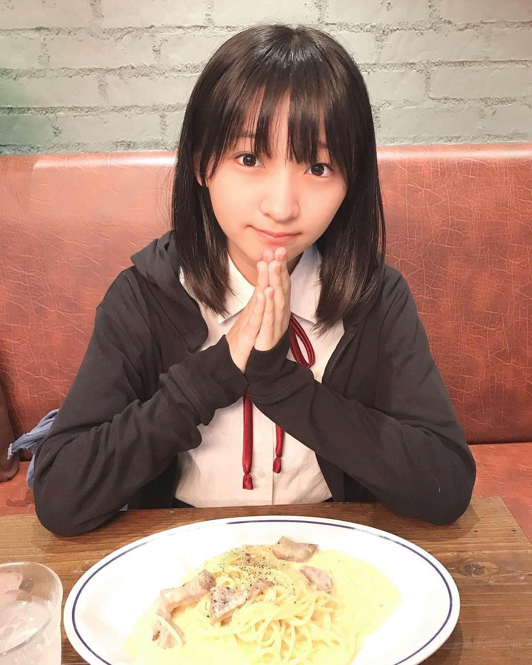 前野えまさんのインスタグラム写真 - (前野えまInstagram)「今日のランチはパスタ🍝 パスタは大好きで、特にカルボナーラが大好き！ 今日はイベリコ豚のカルボナーラを食べました！ ママが食べていたペペロンチーノも美味しそうだったの少し分けてもらいました😋  #本日のランチ  #パスタ  #カルボナーラ #イベリコ豚  #ペペロンチーノ  #パスタ大好き  #アンカーズグリルアンドスイーツ  #サンシャインシティアルパ  #池袋ランチ #東池袋  #週末の過ごし方  #前野えま  #todayslunch  #lunch #lunchtime #lunchbreak  #pasta #calbonara #peperoncino  #iberico #pork #delicious #tasty」11月9日 18時22分 - maeno_ema