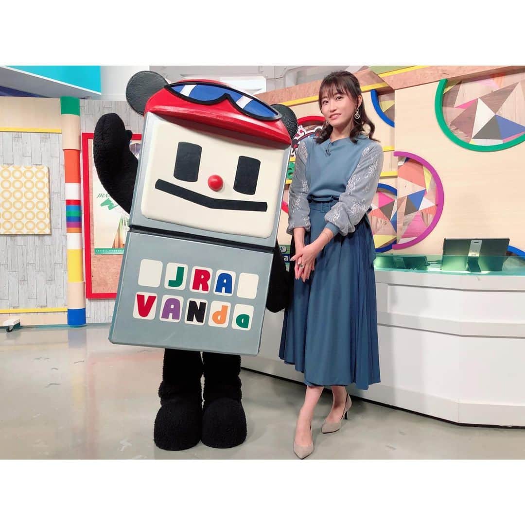 のインスタグラム：「#グリーンチャンネル #VANで勝ち馬さがしてみませんか  今日もありがとうございました😊💕 ⁑ 衣装👉 @andemiu_official ⁑ ⁑ #再放送もぜひご覧ください #競馬 #競馬番組 #競馬予想  #衣装 #コーデ#コーディネート #秋コーデ #ブルーコーデ #ワントーンコーデ　 #ヘアメイク #ヘアアレンジ  #andemiu #アンデミュウ #coordinate #ootd #umajo #まりなる #津田麻莉奈」