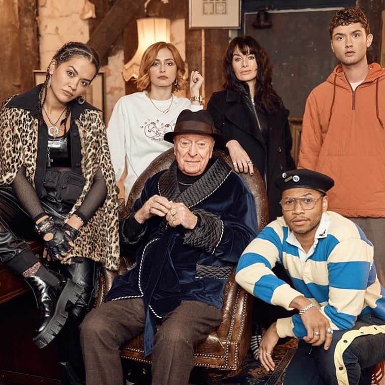 レナ・ヘディのインスタグラム：「Here We Are #TWIST .. coming in your face .. soon.. @skycinemauk .. genuine 💗 for All pictured fruit loops.  Can you tell one of us is stellar at photo shoots .. ... HINT it’s .. @ritaora」