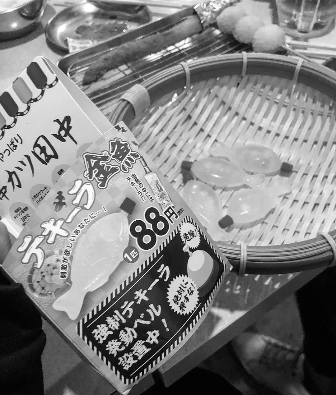 永尾まりやさんのインスタグラム写真 - (永尾まりやInstagram)「あみちゃんの誕生日 なに食べたい？って聞いたら『串カツ田中！』ていうから、串カツ田中でお祝い😂 追加注文しようと思ってベル鳴らしたら強制テキーラ発動ベルだったらしく、、🛎写真3枚目 みんな気をつけてね またいこ😔🧡 ちなみに私はかすうどんと混ぜおにぎりがすき 串は紅生姜と山芋とはんぺんとアスパラ #串カツ田中 #テキーラ金魚とは」11月9日 18時25分 - mariyagi_san