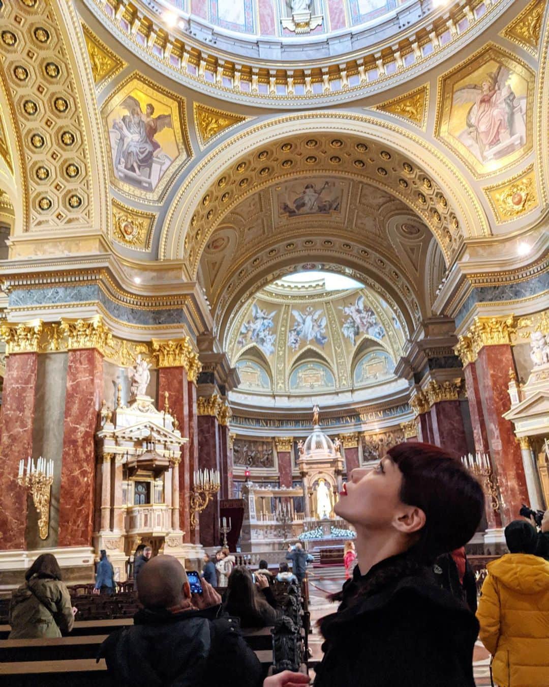 マドモアゼル・ユリアさんのインスタグラム写真 - (マドモアゼル・ユリアInstagram)「聖イシュトバーン大聖堂に行ってきました！ ブダペストで最も大きな教会で、ネオ・ルネサンス様式の建築です⛪️ 内部は天井まで豪華な装飾で埋め尽くされています！巨大な大理石の壁や柱は圧倒です！！😳 なんだか巡礼風😂 At Szt.Istvan Bazilika!⛪️ It is a biggest church in Budapest, built with Neo-Classic architecture style.  The interior was so gorgeous from the floor to the ceiling, beautiful paintings, marble pillars and floors✨ #pixelで撮影 #googleのスマホ @bcefw @hfdagency #bcefw #bcefwss20 #ブダペスト」11月9日 18時28分 - mademoiselle_yulia