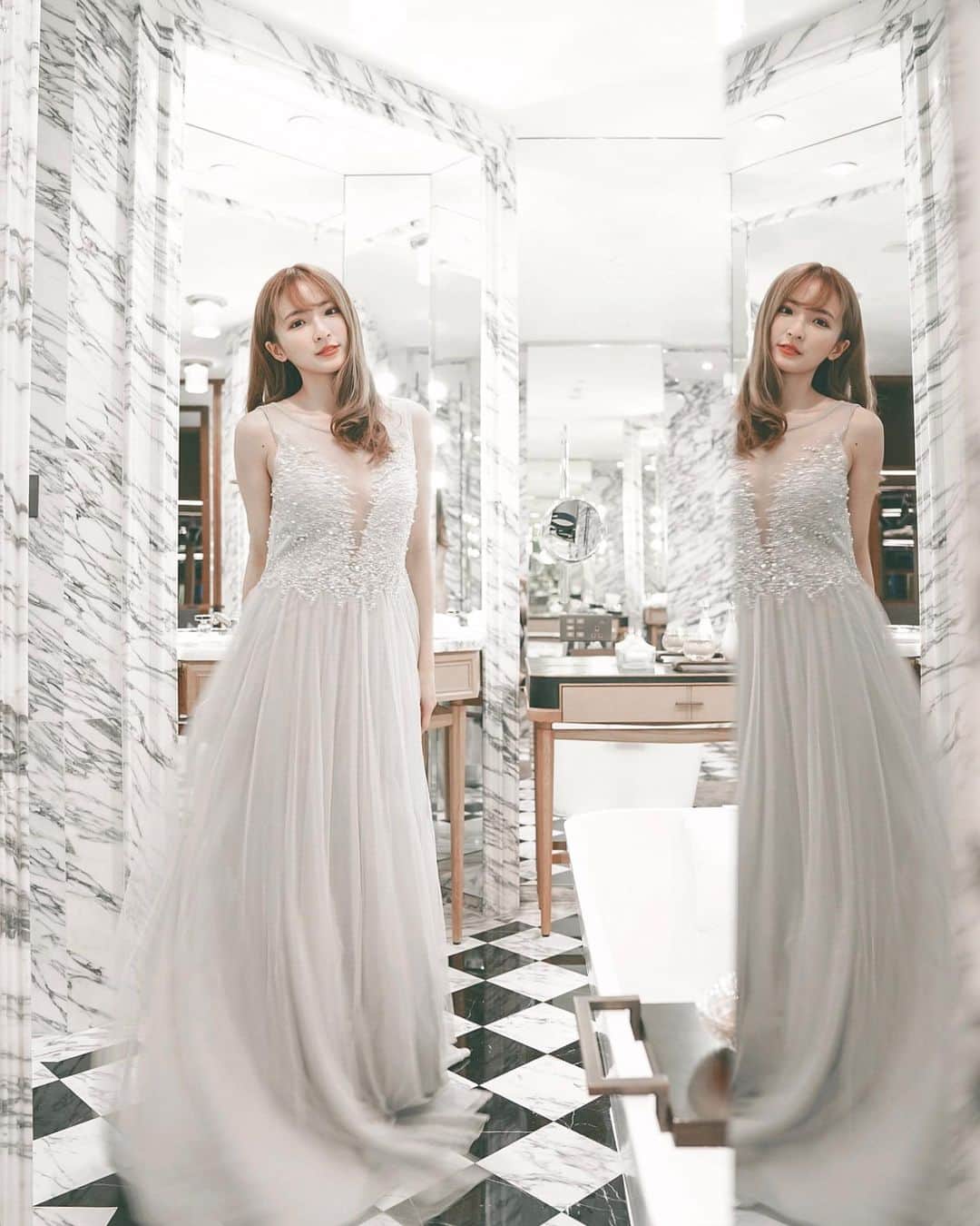 Giann Chanのインスタグラム：「Sorry for taking so long to visit you @rosewoodhongkong Even though I've seen so many pics in #rosewoodhongkong before, it still blows my mind.  #Bathroomgoals」