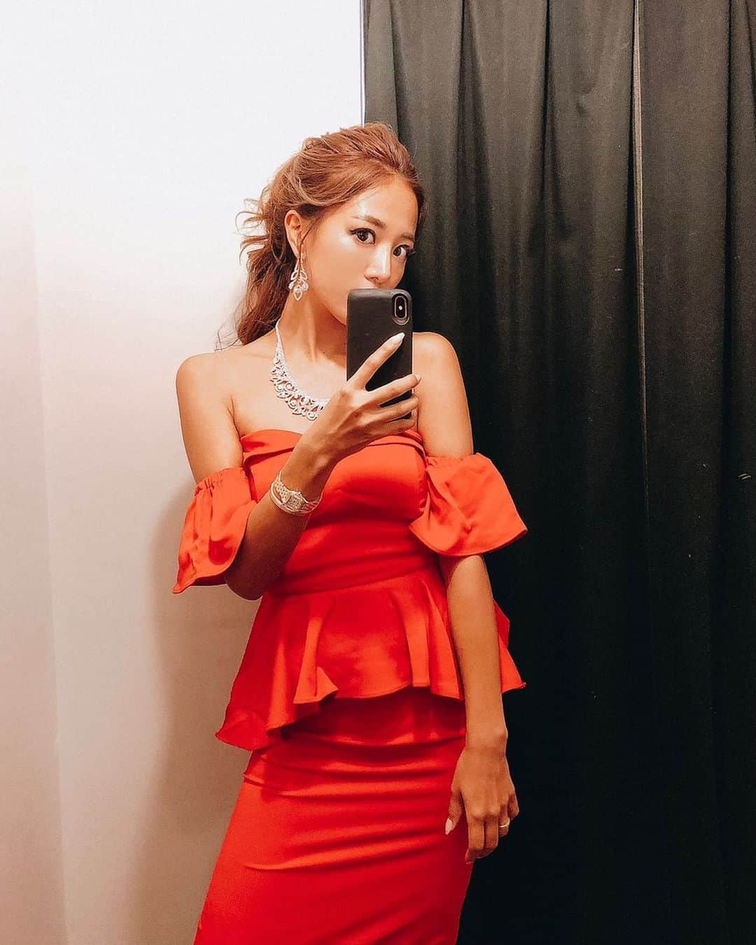 のインスタグラム：「人気タレントの福井仁美さんがdazzyのドレスを着てくれました❤️ ありがとうございます🥺 ⇒1a60112￥17980+tax⠀ . 鮮やかなカラーのオフショルドレス。デコルテラインを強調したスタイルで特別感を演出☆ウエストがペプラムデザインなので自然に体型カバーできるのもうれしいポイント .⠀ model→ @hitton28  #福井仁美 .⠀ #dazzy #dress #dazzystore #通販 #ドレス #ファッション #可愛い #CUTE #セクシー #SEXY #キャバ #キャバドレス  #キャバ嬢 #ミニドレス #タイトドレス #ナイトドレス #ニュークラ #ガールズバー #shooting #ネットショッピング #ootd #いいね #フォローミー #thanks #❤ #ドレス買うならdazzy 😘」
