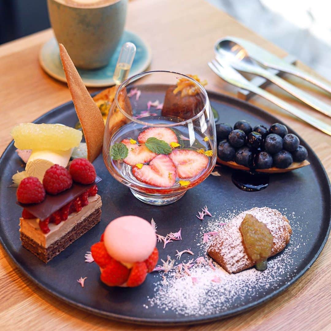 のインスタグラム：「. .  FRUIT  御堂筋沿いに 移転オープンした hanaful発のフルーツサロン @fruit.hanafru 。  どこから眺めても フルーツを使った おやつたちと出逢える アフタヌーンティーが メリーゴーランドみたいで ずっと眺めてました。  フルーツの概念を覆すとともに アフタヌーンティーの概念もまた 覆されちゃった 美味しいサプライズ🤤  adress:大阪市中央区久太郎町４-1-15  #osaka#osakasweets#afternoontea」