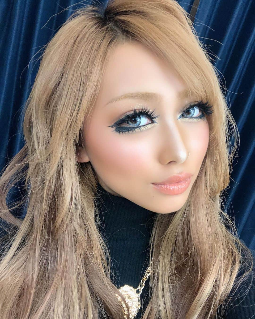 きぃぃりぷさんのインスタグラム写真 - (きぃぃりぷInstagram)「色落ちした髪色が一番すき てか🤔 派手コンと茶コンてこんな違うんだ笑っ 前髪の分け目だけでも雰囲気変わるね 比較してみた🥴❤️ 女て大変だけど調子いいと楽しいわ  #egg #きぃりぷ #ギャウヒカク #自撮りグラム #パシャり」11月9日 18時45分 - kyiiripu.friedegg