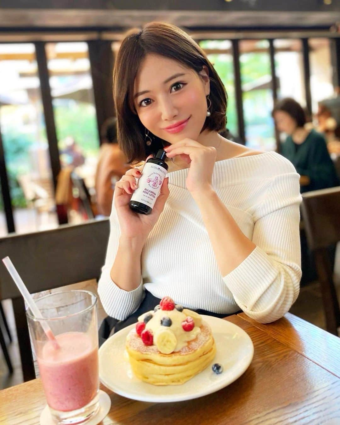 石井里奈さんのインスタグラム写真 - (石井里奈Instagram)「おはよん🌞💕 . 大好きなIVYPLACEのパンケーキモーニング🥞☀️ . 朝活すると一日が充実した感じですごせるのが大好き😍❤️ . そんな朝活にアルテヤオーガニックのローズローションを🌹✨ . とろっと浸透性ある保湿液で、使うとローズの豊満な香りが広がるから、朝から優雅な美容時間⏰ . クレオパトラも愛用したというオーガニックダマスクローズを使用していて、数々の国際的な賞も受賞しているみたい❤️ . オーガニックローズ使ってるのにプチプラ！さらに今なら11月末まで30%オフみたいです✨✨ . まずはこの保湿力と、豊かなローズな香りを試してみてね❣️ . さてさて今日も頑張っていきましょう❣️ . @alteyaorganics.japan #skincare #organic #rose #flower #アルテヤオーガニック #オーガニックローズ #ダマスクローズ #ローズローション #スキンケア #オーガニック #オーガニックコスメ #無添加 #ローズ #薔薇 #おすすめコスメ #パンケーキ #パンケーキ部 #pancake #ivyplace #アイヴィープレイス #代官山カフェ #パンケーキ好き #代官山 #りなまるグルメ #モーニング #朝活 #朝ごはん #代官山蔦谷 #morning #おやつ」11月9日 9時49分 - ri7tin1025