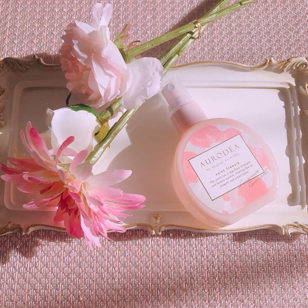のインスタグラム：「* パッケージも可愛い💕 AURODEA by megami no wakka　 フレグランスボディミスト 💕 *  インテリアにもGoodです🎀 *  大人気シリーズ「megami no wakka」から新ブランド『AURODEA(アウロディア)』🎀 の第一弾〜フレグランスボディミスト。 *  私のは セイントフリージアの香り👸👑🏰〜 上品で優雅 ❤️♥️💗気品ある香りがとても癒されます👑 * *  #aurodea　#アウロディア　#ボディミスト　#フレグランス　#フレグランスボディミスト　#rbp #ふわり香って恋叶う #オーロラ #保湿 #ピュールネロリ #purneroli #セイントフリージア #saintfreesia #fragrance #いい香り #いい匂い #匂いフェチ #プチプラコスメ #bodymist #fragrancebodimist」