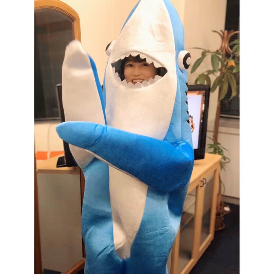 のインスタグラム：「#おはよーちゃん 昨夜の「MLBイッキ見！」 ありがとうございました😊 昨日JSPORTSに入ったら、用意して頂いているわたしの控え室がこんなんなってましてん…(写真2枚目) ⁑ とりあえず着てそのまま打ち合わせ出てみたら、どえらいシュールな図に。(その模様は野球好きのアカウントにもアップされてます👉　@jsports_yakyu ) ⁑ マイクだったりいろんな事情で、本番では残念ながら着られませんでしたが😂😂😂💦 ⁑ ちなみにこれは番組ディレクターさんが見つけて買ってくださったものでした🦈✨✨✨ ⁑ ⁑ #ベイビーシャーク #サメのいる風景 #ナショナルズ #babyshark  #nationals @jsports_yakyu  @jsports_official  #MLB #メジャーリーグ  #野球 #野球好き  #majorleague  #majorleaguebaseball  #mlballstar #mlballstargame  #まりなる #津田麻莉奈」