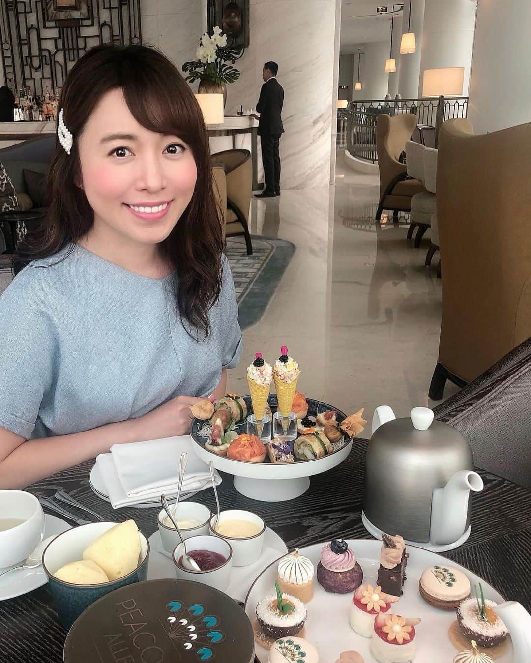 佐々木真奈美のインスタグラム：「富裕層向けホテルが増え続けるバンコク。こちら去年誕生したウォルドーフアストリア。宿泊すると3万近く…🤭内装が素敵なレストランで、比較的お手頃なアフタヌーンティーだけいただきます☕️ #アフタヌーンティー #afternoontea #hightea #peacockalley #bangkok #バンコク #タイ #バンコクアフタヌーンティー #佐々木真奈美」