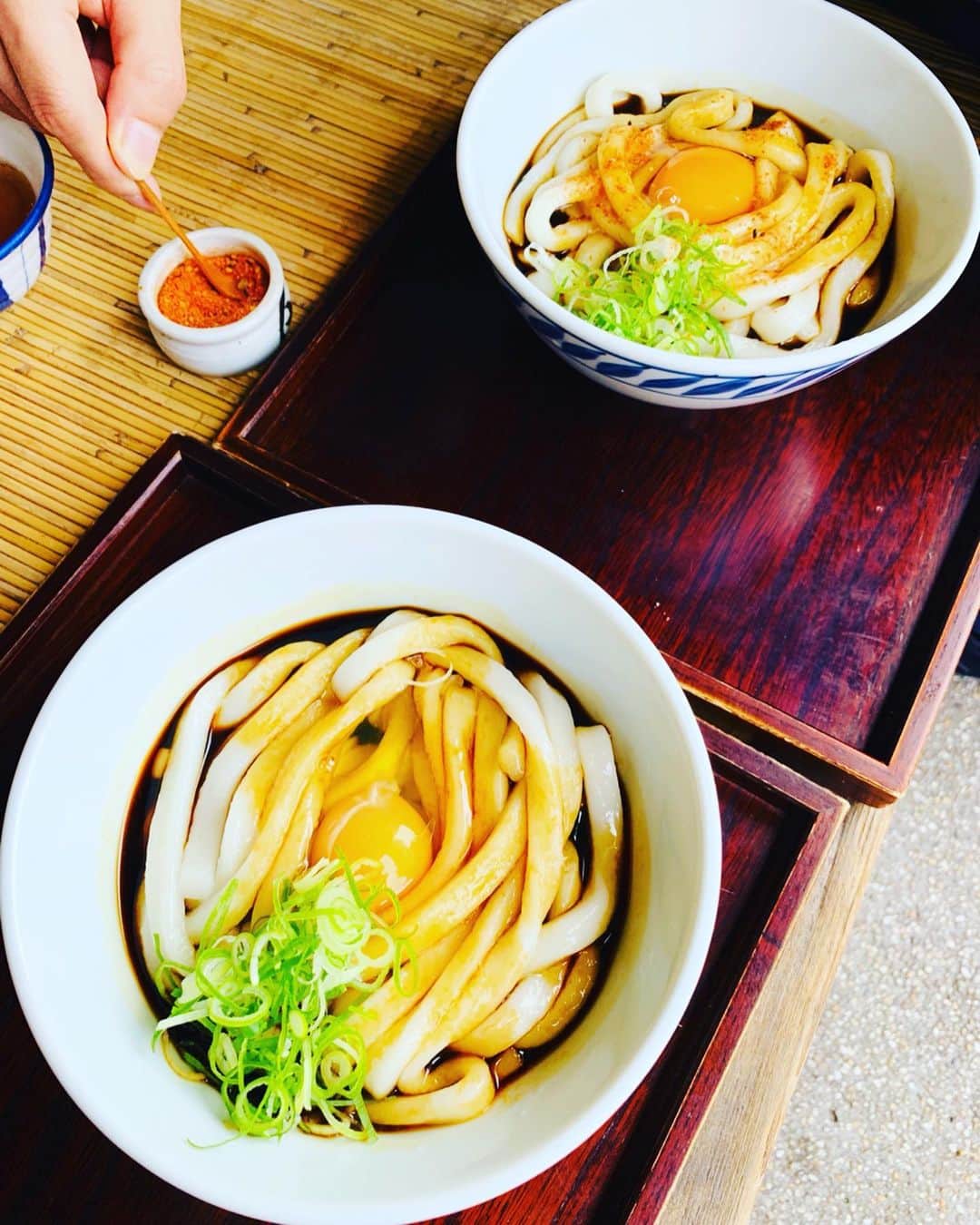 瀬間友里加のインスタグラム：「Trip to Ise⛩参拝後はおかげ横丁へ😍初めて食べる伊勢うどん🥢思ってた以上に柔らかくてビックリ🤣甘めのおつゆとの相性は抜群✨そしてずーっと行ってみたかった赤福本店！ぜんざい食べれて幸せでした❤️赤福も購入😍#おかげ横丁食べ歩き #伊勢うどんふくすけ #赤福本店 #幸せ」