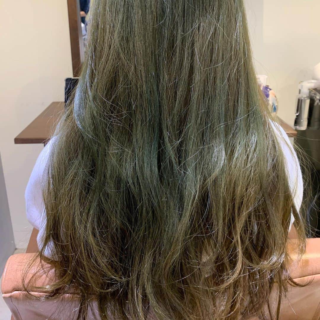 藤原亜紀乃さんのインスタグラム写真 - (藤原亜紀乃Instagram)「次の舞台に合わせて 髪の毛を緑色にしましたー！ 今日は、衣装着き通し❤ くううううう あと少しで皆に見せれるからねっ 本当に楽しみにしててね！ 今回の私は、、可愛くてかっこいい目指してるから  #ヘアカラー #美容院 #緑カラー #green #緑 #舞台 #Only #地獄の中のオーケストラ」11月9日 10時10分 - akitknn1023