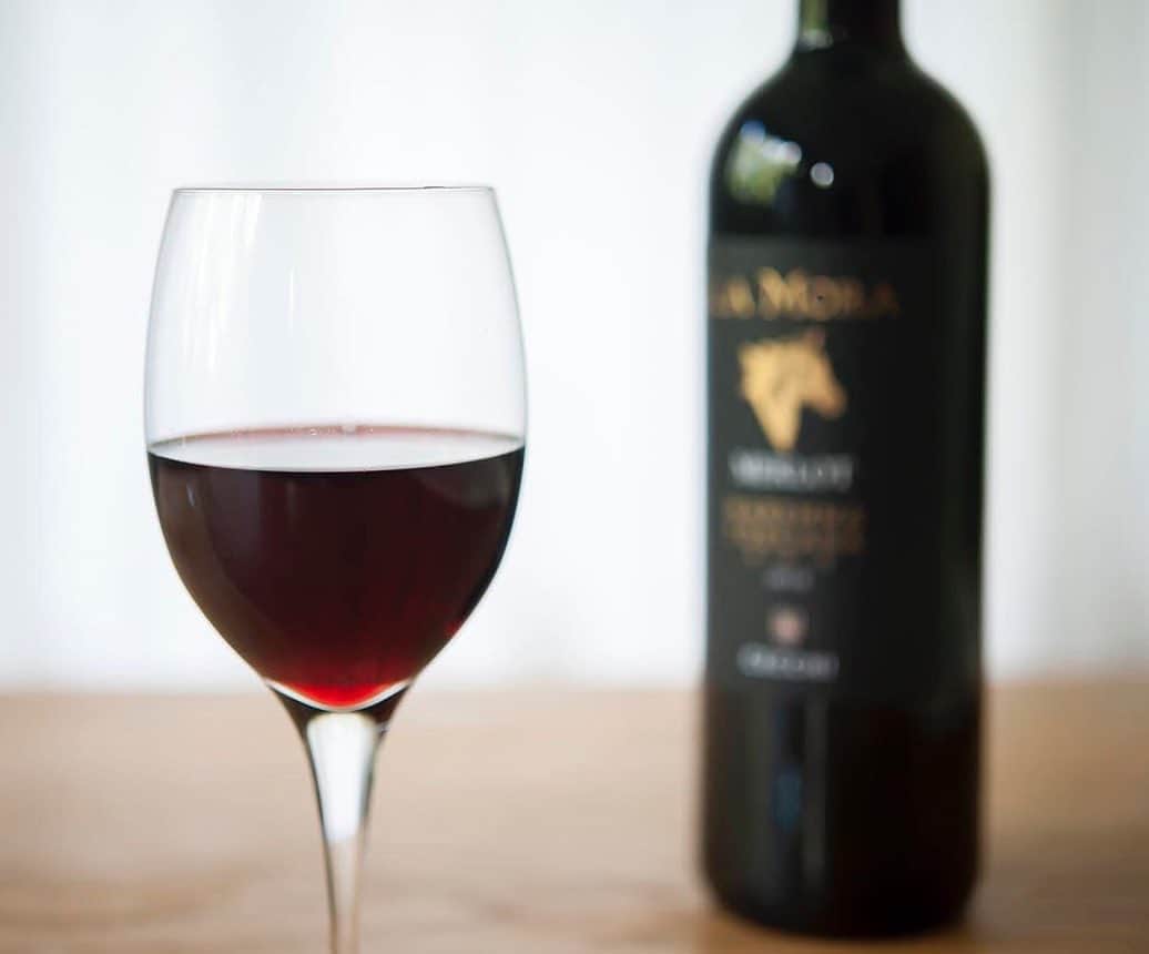イオンさんのインスタグラム写真 - (イオンInstagram)「イタリアワインで楽しむ週末の極上時間🍷 ・ ワインといえばフランス……と考える人も多いかもしれませんが、実は2018年ワイン生産量の1位はイタリアなのだそう！栽培しているブドウの品種も多く、多彩な味を楽しめるイタリアワインのなかでも「チェッキ ラ・モーラ メルロー マレンマ トスカーナ 750ml」は、バランスの取れた味わいが美味しい赤ワインです。 ・ 赤ワインのおともには、肉料理とチーズがおすすめ♪ イタリアンバル気分を味わえてワインが進みます♡ ・ #ワイン #ワイン好き #赤ワイン #ワインバル #ワイン大好き #ワインに合う料理 #ワイン会 #肉とワイン #チーズ #チーズ好き #ハンバーグ #ハンバーグ美味しかった #イタリアワイン #イタリアワイン好き #italy🇮🇹 #italianwine #チェッキ #イオン #AEON ・ 投稿内容は2019年11月時点での情報となります。店舗により品揃えの異なる場合がございます。売り切れの際はご容赦ください。お酒の販売は20歳以上に限ります。」11月9日 10時11分 - aeon_japan