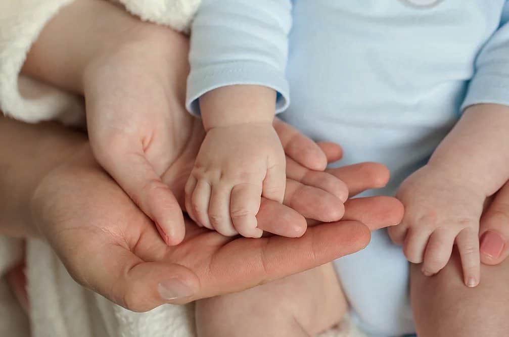 のインスタグラム：「👶﻿ ﻿ みんなのはっぴーを呼ぶ、赤ちゃんの抱き方講座。﻿ ﻿ ～ヨガのエッセンスで豊かな子育て～﻿ ﻿ ﻿ この度お招きする高橋由紀さんは赤ちゃんからシニアまで、ヨガのエッセンスを通して、健康な身体と豊かな暮らし方を伝え広めている現役のママ。﻿ ﻿ 今回は、赤ちゃんの抱き方ひとつで変わるイキイキとした子育てと豊かな暮らし方をご主人とともに伝えていただきます。﻿ ﻿ ご主人の畑　Yujiro's Farm でとれた新鮮な野菜と黒崎屋さんの魚介類がコラボしたランチ付きですよ！﻿ ﻿ 👶開催日時:11月23日（土）10時半〜﻿ ﻿ 👶開催場所:A-Port（富山市蓮町1-12-25）﻿ ﻿ 👶定員:先着、10組から15組﻿ （赤ちゃんひとりにつき保護者二名まで）﻿ ﻿ 👶参加費:お一人様　1500円﻿ 　付き添いのお子様　500円﻿ （参加費はランチ代のみ。講師料は清水工務店が支払います）﻿ ﻿ 👶対象年齢:生後2ヵ月〜1歳6ヵ月まで﻿ ﻿ 👶お持ちもの:赤ちゃんの食事、飲み物、着替え等﻿ ﻿ ﻿ お申し込みは@shimizu_aportのURLからどうぞ」