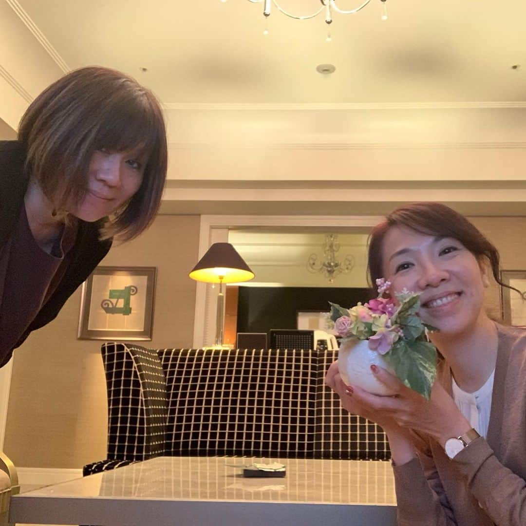 樹里咲穂さんのインスタグラム写真 - (樹里咲穂Instagram)「2日目のお部屋寛ぎタイム💐✨ #ピアニストYUKAさんと #京都の夜 #よく歩いた #脚ぱんぱん #よく食べた #お腹もぱんぱん #よく寝た #顔に枕の型ついた #なかなか取れへん #そんなことも楽しい #良き旅」11月9日 10時24分 - juripyon1028