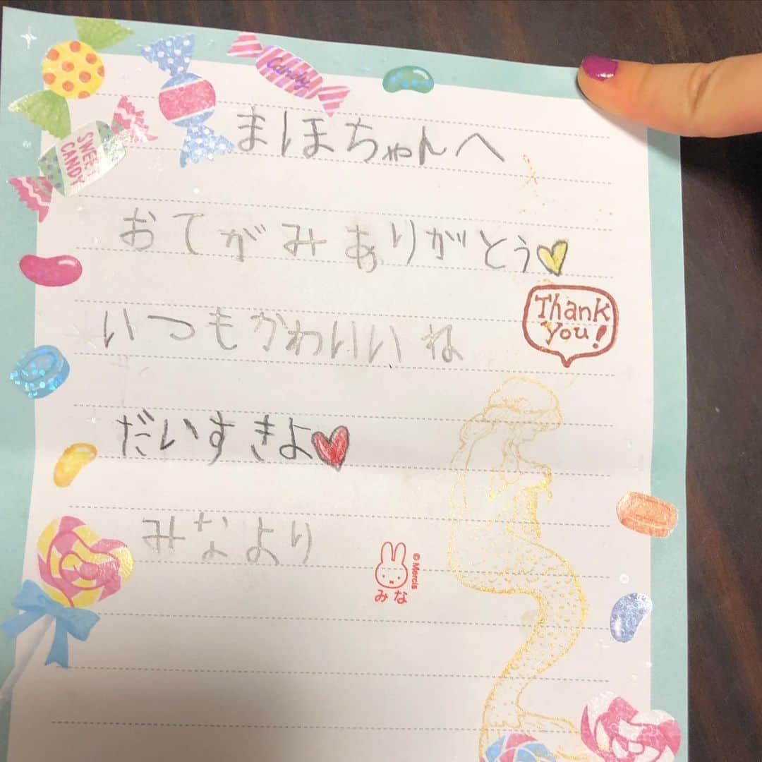 中岡由佳さんのインスタグラム写真 - (中岡由佳Instagram)「お友達にお手紙のお返事。うまく書けなかったら書き直して（書き直させて）丁寧に。お手紙でひらがな練習は良いね。そしてカラフルネイル。 #letter #japanese #5y3m #nails」11月9日 10時32分 - yuka_nakaoka