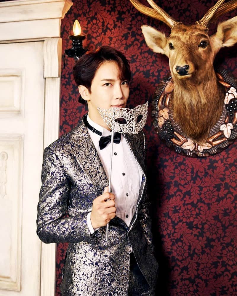 パク・ジョンミンのインスタグラム：「가면 무도회.....🔱⚜️🏰⚜🔱💃🏽🕺🏻️」