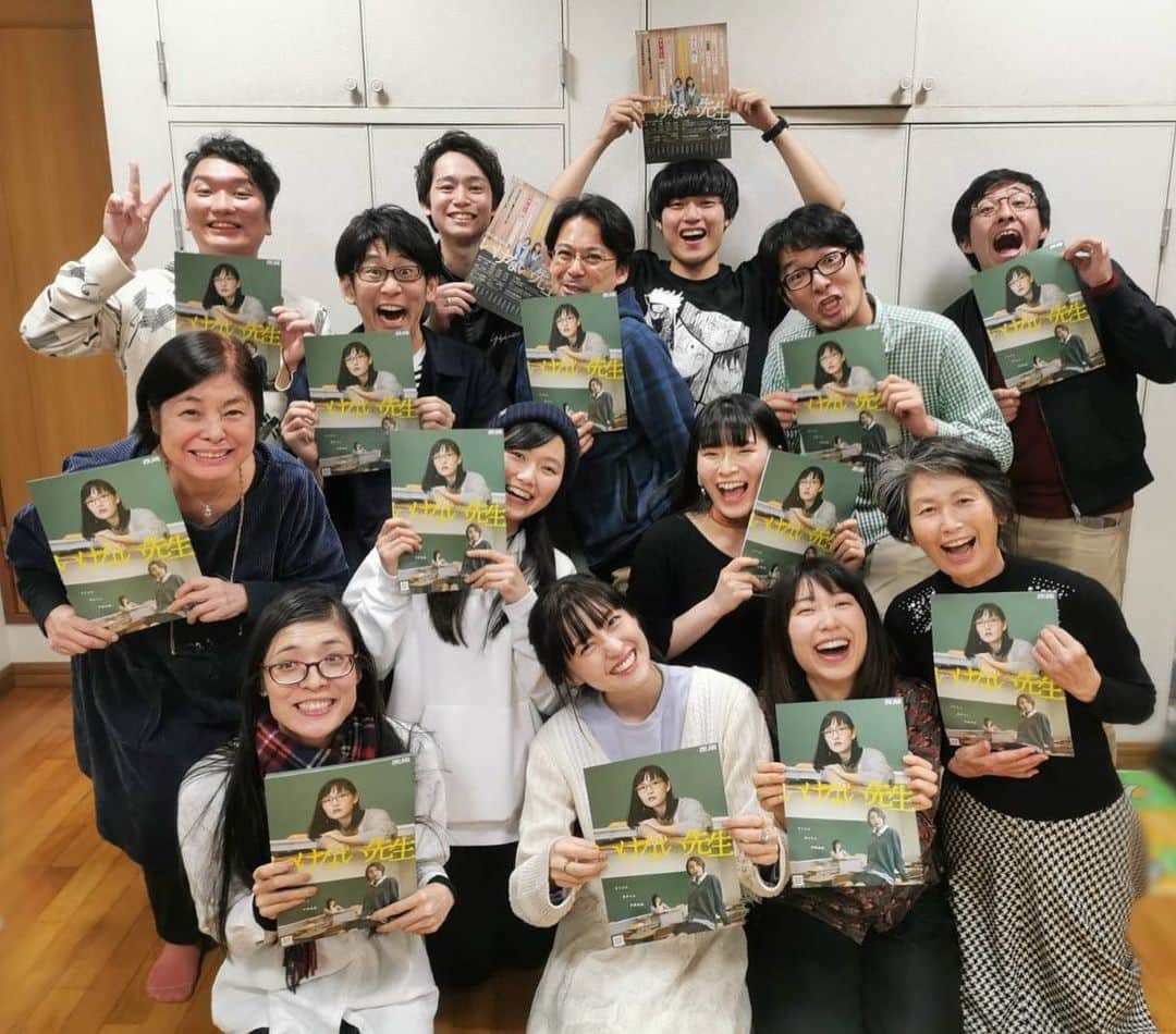 のインスタグラム：「チケット発売しました◎﻿ この冬まるごとろりえに捧ぐ﻿私たちにクリスマスは無い。仕事納めのあとに、里帰りの前に、いけない先生観てね。﻿大人の学園ものです。 ﻿  ろりえ第13回本公演﻿ 『いけない先生』@下北沢駅前劇場﻿ 12月﻿ 26日(木) 19:00﻿ 27日(金) 19:00﻿ 28日(土) 13:00／18:00﻿ 29日(日) 13:30／18:00﻿ 30日(月) 13:30／18:00﻿ ﻿ チケットぴあ﻿ (前方のお席がとりやすいです)﻿ Pコード498-589﻿ ﻿ 前売り券 ¥3800﻿ 当日 ¥4000﻿ R22 ¥3000（22歳以下対象・要予約・要証明）﻿ 高校生以下 ¥0（各回枚数限定・要予約・要学生証）﻿ ﻿ ﻿ 公演詳細は rorie.jpよりご覧ください。」