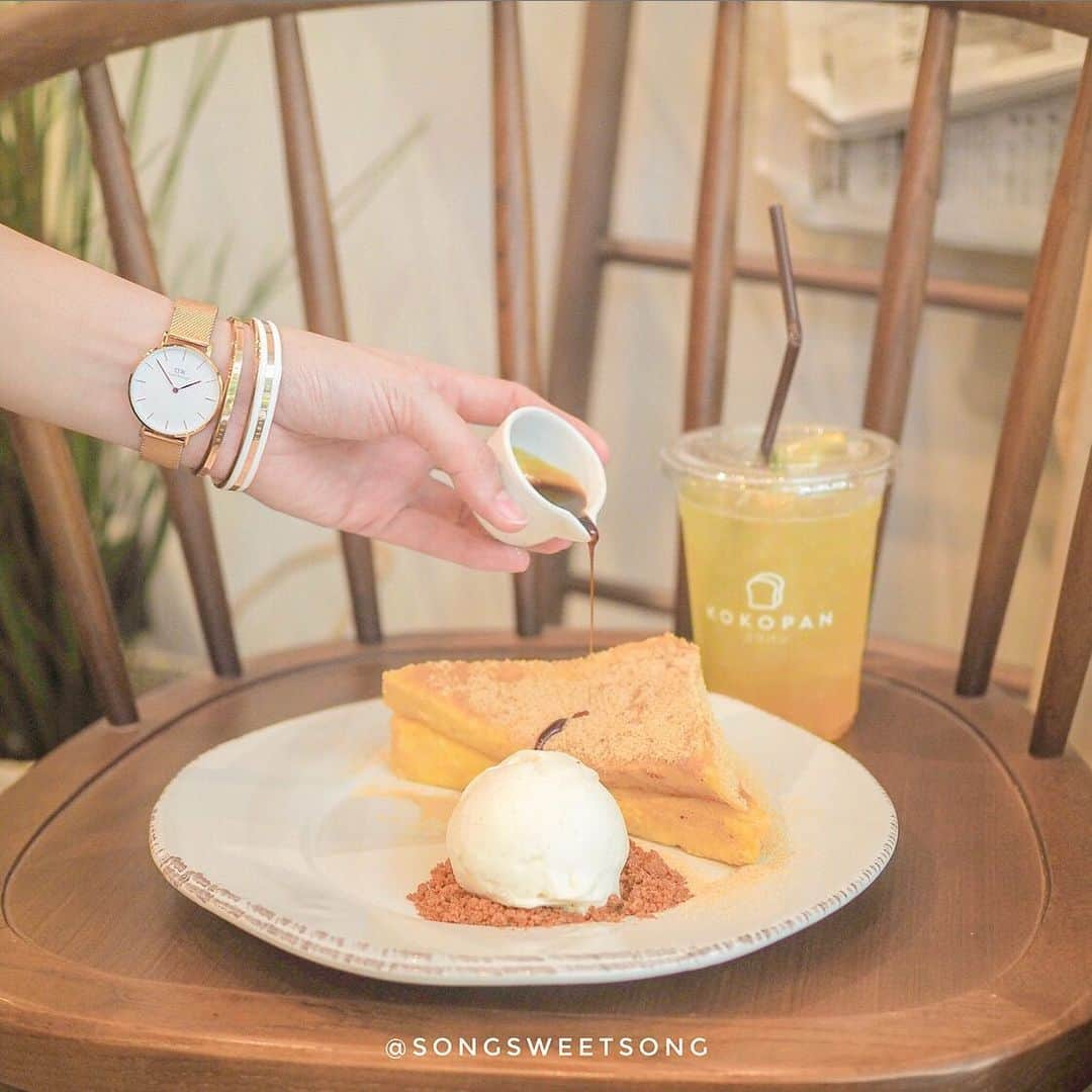 Song Sweet Songのインスタグラム：「แนะนำให้ไปลอง Kinako egg toast 🍞 yuzu soda 🍊ที่ร้าน @kokopancafe มันดีย์ และสดชื่นสุดๆ บรรยากาศในร้านชิวสุด แถมในร้านยังมีมุมให้ถ่ายรูปน่ารักคุกๆคิกๆอีกด้วย~💕 และ~~ วันที่ 11.11 นี้ หรือจะเรียกว่าวันคนโสดก็ได้ฮะ ที่ @danielwellington เขามีส่วนลด 11% สำหรับสินค้าทุกชิ้น และรับส่วนลดเพิ่ม 15% ไปอีกเมื่อใช้โค้ด sweetsong2019 ที่ช่วยประหยัดสูงสุดถึง 2,009 บาท เช็คเลยตอนนี้ที่ www.danielwellington.com และส่งฟรีเช่นเคยค่าา! #DanielWellington #DW1111」