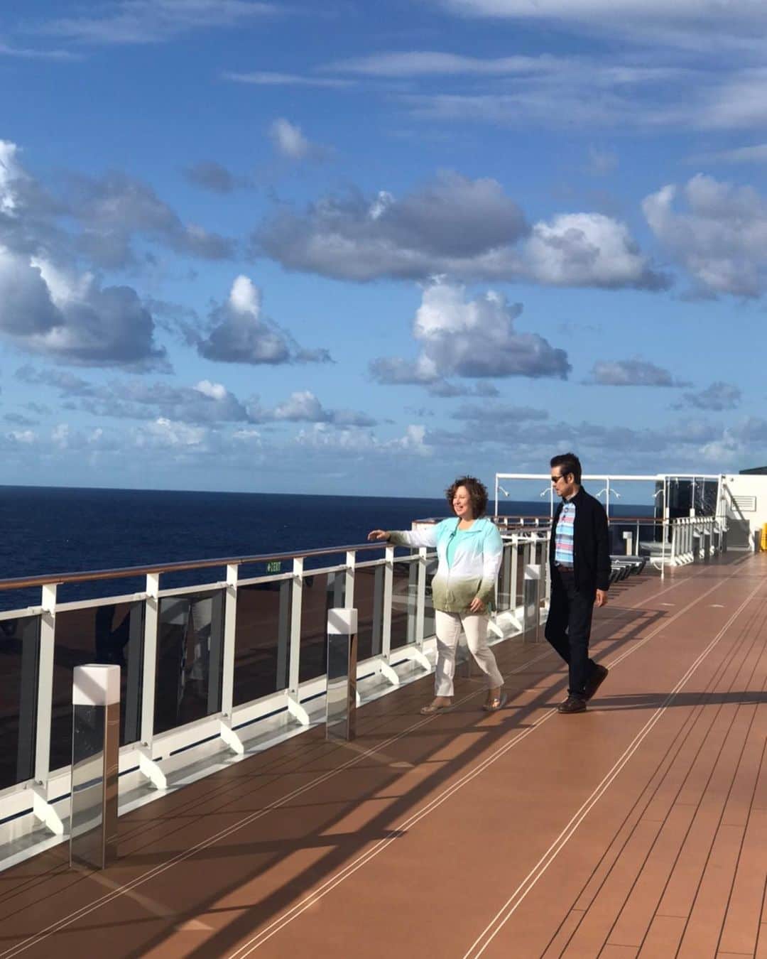のインスタグラム：「* バルセロナに向かう船の朝です。 良いお天気で気持ちいい！ 今日は一日中船の中で撮影です。  まずはデッキでお散歩！ その後で朝食のシーンを撮影しています。  サンデッキで夫婦語りをしました。 40年間も一緒にいるので話は尽きません。 この後パパはジムで、そして私はキッズルームに来ました。  今回一緒の撮影スタッフのみなさん、 とてもお世話になってます。  私が座っている横と後ろにいるのはレゴでできた子供たち、すごく繊細にできてます。  夜はちょっとおしゃれをして、勝野パパとディナーデートです。 天井のLEDスクリーンに私たちが写ってます！」