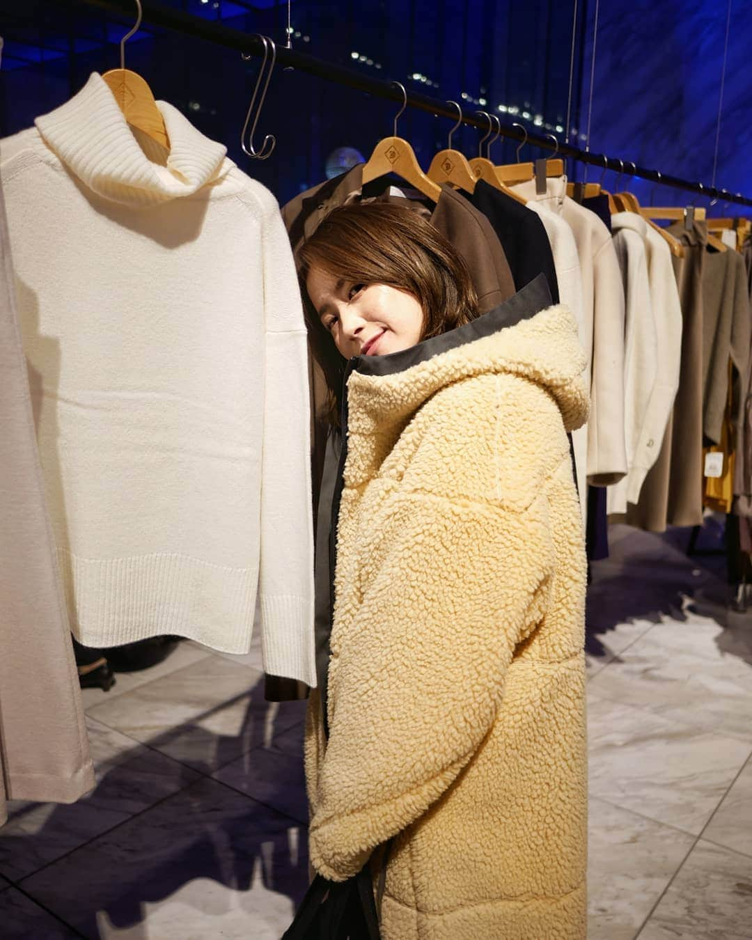 鍋島のぞみさんのインスタグラム写真 - (鍋島のぞみInstagram)「#nightshopping 🌙 周りの投稿で気になってたファッションアプリ「FOR SURE（@forsure__official）」にドレステリアやアクアガール、WORLDの4ブランドが出店するとのことでお披露目イベントに行ってきました。 夜のライトアップされた中でのお買い物。ナイトマーケットみたいで楽しかった！ このボアコートも黒のニットワンピースもドレステリア🐑 #PR #forsure #aquagirl #agbyaquagirl  #dressterior #anatelier #ワールドナイト @aquagirl_official @agbyaquagirl @dressterior_official @anatelier_official」11月9日 10時58分 - nozominabeshima