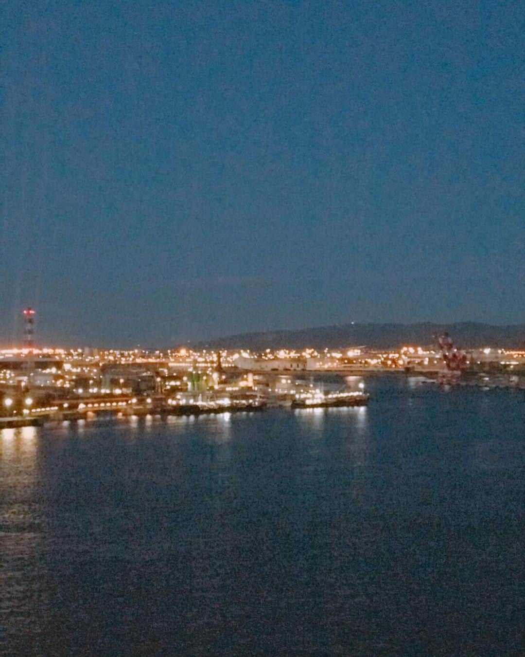 キャシー中島さんのインスタグラム写真 - (キャシー中島Instagram)「* 夜明け前にバルセロナに着きました。 だんだん明るくなると港の様子がわかってきて、バルセロナに来たんだなぁって感じです。 ここで私たちは船を降ります🚢 4日間お世話になった船とお別れです。 とっても豪華でいい船でした。 降りてバゲージクライムを見ると…あら！キャシーマムのショッピングバッグ！ 他の船の荷物のようです まさかバルセロナの港で見かけるなんって、世界は狭いですね！ 写真を慌てて撮ったのでブレちゃってますがわかりますか？ 東京ドームのキルトフェスティバルでお渡しているショッピングバッグです。 チラッと見たら神戸の方でした。 なんだか嬉しい😃😂」11月9日 10時59分 - official_kathynakajima