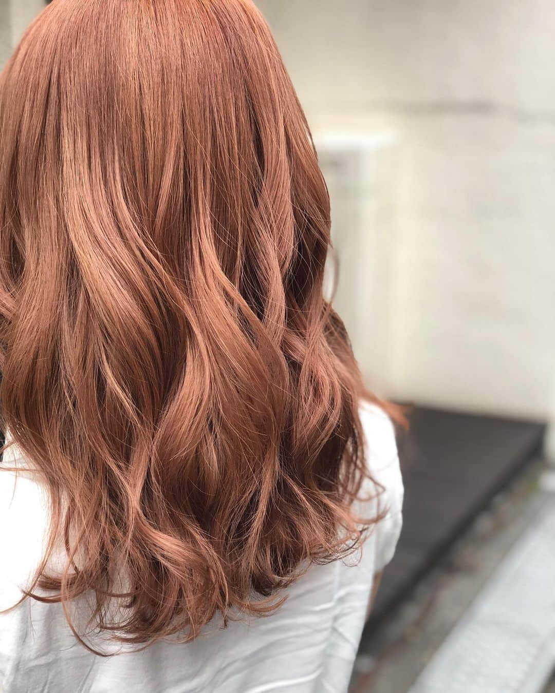 前田真吾のインスタグラム：「カラーが可愛いと毎朝、鏡を見るの楽しみになりませんか😝✨？？﻿ ﻿ そんなHappyを皆さんに感じていただいたい🥺✨﻿ ﻿ ﻿だから僕は【カウンセリング、薬剤、施術方法】﻿にこだわりを持っています🔥 ﻿ ﻿ 僕のカラーの特徴は何と言っても﻿ 【ダメージが少ない】です🌈 ﻿ 施術履歴や髪質を見極めながら﻿ 丁寧にカラーしていくことで﻿ 今までできなかった色に仕上がります👍✨﻿ その人に似合う色味・できるカラーが必ずあります👌 その人にベストな髪色にいたします🙇 ㊙️カラーはカウンセリングで全てが決まります！なぜなら履歴等で色が変わってしまうからなのです💡 ﻿ ﻿美容室選びに困っている方。﻿ 一度僕におまかせ下さい😊🌈 ﻿  ご予約✂️はDMからお問い合わせください🌈🙇 ﻿ 【Fannane】﻿ ======================﻿ ⭕️東京都渋谷区神宮前4-14-2 🚃表参道駅【A2出口】徒歩4分﻿ 【prise】﻿ ======================﻿ カット✂️ ¥7,150 縮毛矯正💇‍♀️ ¥15,400 カラー🌈 ¥7,700 トリートメント✨¥3,300〜 （税込み）﻿ その他のメニューも多数ございます﻿🙇 お気軽にお問い合わせ下さい﻿✨ ====================== #ボブ#表参道#青山#hair#外ハネ#ミニボブ#l4l#follow#followme#ヘアカラー#カラー#haircolor#color#外国人風#外国人風カラー#ハイライト#透明感#外ハネボブ#ミニボブ#ブリーチ#ブリーチカラー#ハイライト#beautyair#赤#赤髪#🧡#🍊#オレンジカラー#purple#オレンジ#orange」