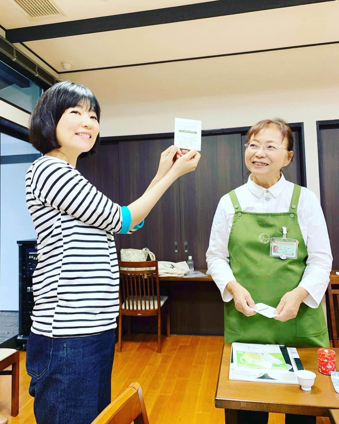 宮前真樹さんのインスタグラム写真 - (宮前真樹Instagram)「#京都旅 先月の京都和束町旅のつづき 和束町では茶畑見学と茶ムリエのお勉強をして 無事？茶ムリエ資格も頂きました🌿. . もちろんお茶はとても奥深いものなので たったの数時間の勉強ではまだまだですが せっかくのご縁なので更に興味を深めていきたいと思っています。 #茶ムリエ 和束町…知らない人も多いと思います 場所は宇治抹茶の宇治の近くで 宇治抹茶-茶畑と検索すると和束町が出てきますよ。 #和束茶 #宇治抹茶  この場所だけ時間が止まったようで 美しい茶畑と広い空と澄んだ空気は 日本昔ばなしのようなジブリのような 本当に心落ち着く素敵な場所でした。  今後リゾートホテルが出来るとかで 注目度も高まるのかなぁー でも変わらないで欲しいなーなんて 勝手に思ってしまう程素敵な場所でした。 #和束町 #和束町茶畑 #茶源郷  新茶の頃にまたお邪魔したいと思ってます🌿. . . ❻一緒に旅したのは @yukari_matsuura_ ゆかりちゃんと 石野ゆうこさん ゆうこさんは和束町親善大使で 和束町の歌も歌ってCDにもなってます！ #和束町親善大使 #石野ゆうこ  一緒の写真を撮り損ねてしまった 今回の旅のアテンドをして下さった タケイファームの武井さん 青学の講義などでお世話になっている名川さん Panasonic農業組織の方 和束町町長・役場の皆様にも大変お世話になりました。 有難うございました！」11月9日 11時02分 - miyamaemaki0116