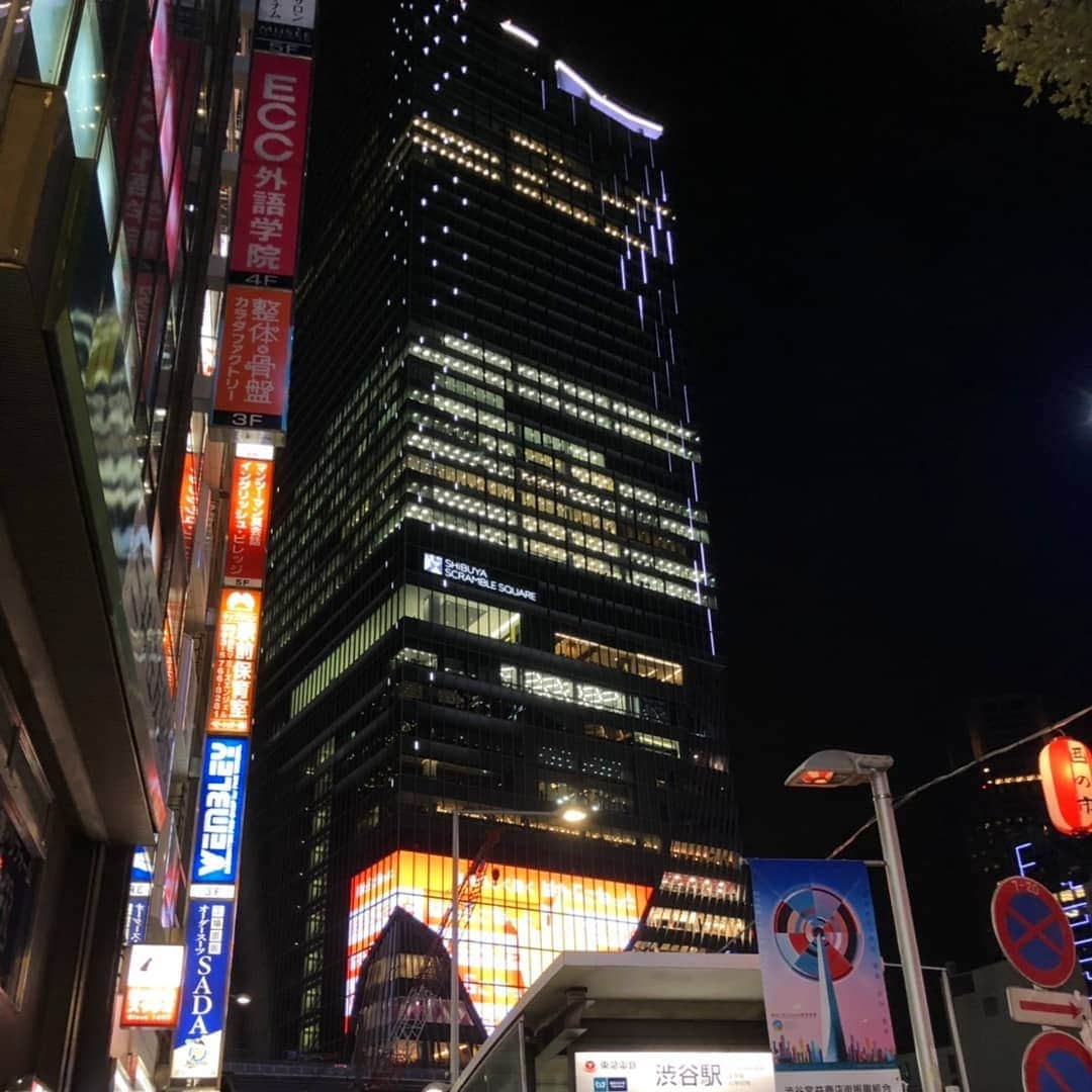 坂本詩緒里さんのインスタグラム写真 - (坂本詩緒里Instagram)「昨日#渋谷スクランブルスクエア に行ってきました🌙✨ #夜景 #めっちゃ #綺麗 #テレビで話題 の#お土産 も#買えました #ティラミス #おいしぃちゃん  #scramblesquare #パワー #空間 #幻想的」11月9日 11時12分 - jpba529